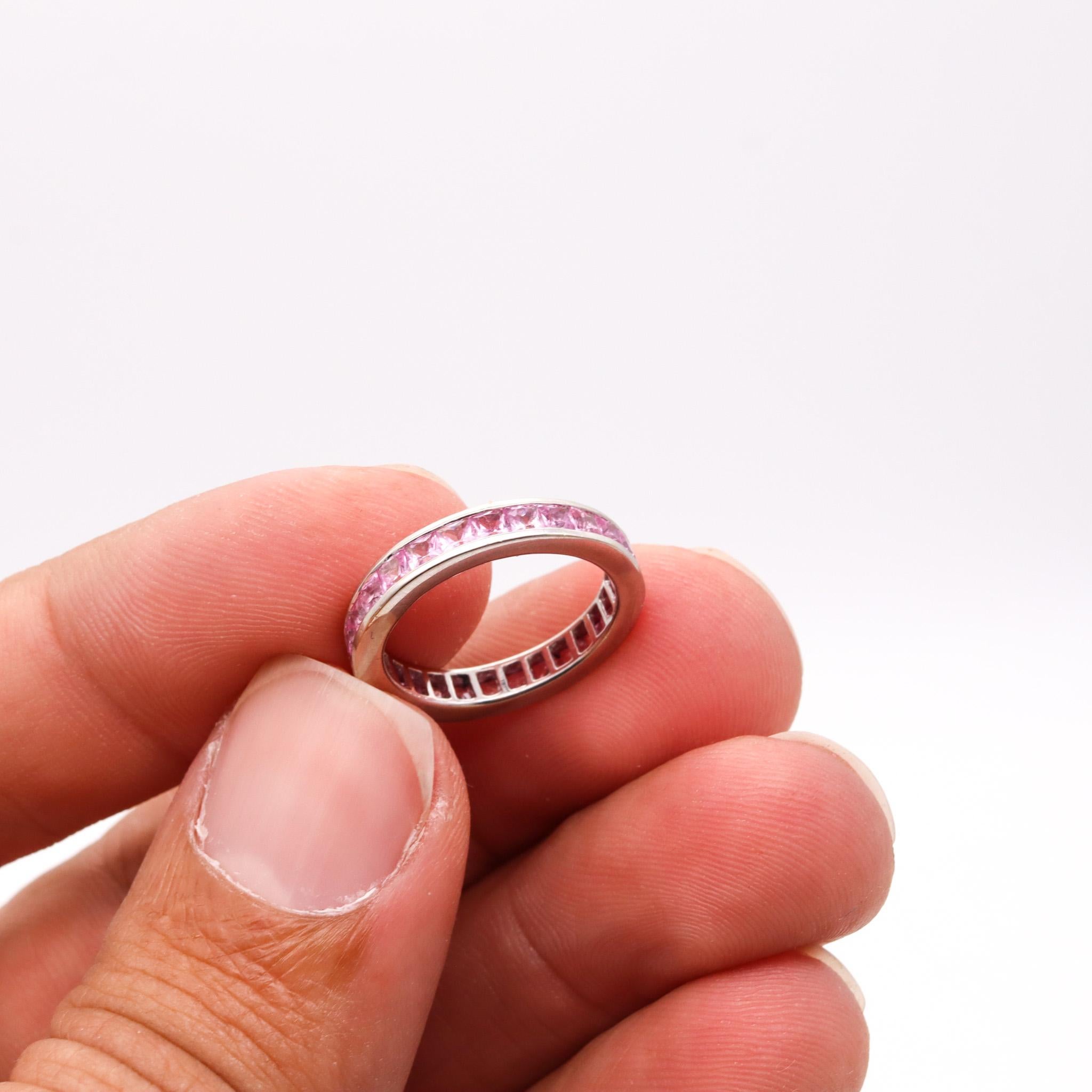 Eternity Klassischer Ring aus 18 Karat Weißgold mit 2,70 Karat rosa Saphiren im Angebot 1