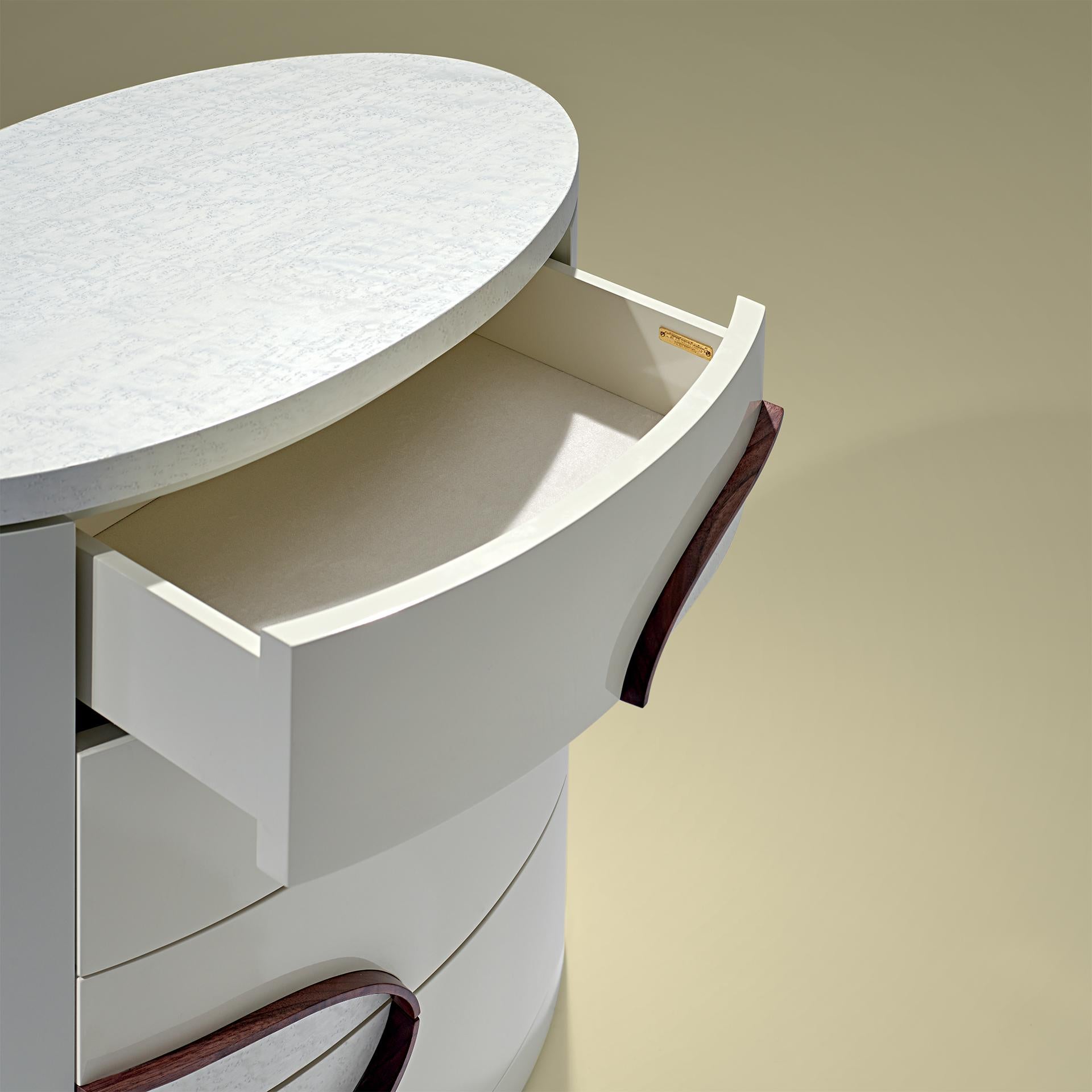 Portugais Eternity Table de chevet ovale contemporaine et personnalisable avec quatre tiroirs  en vente