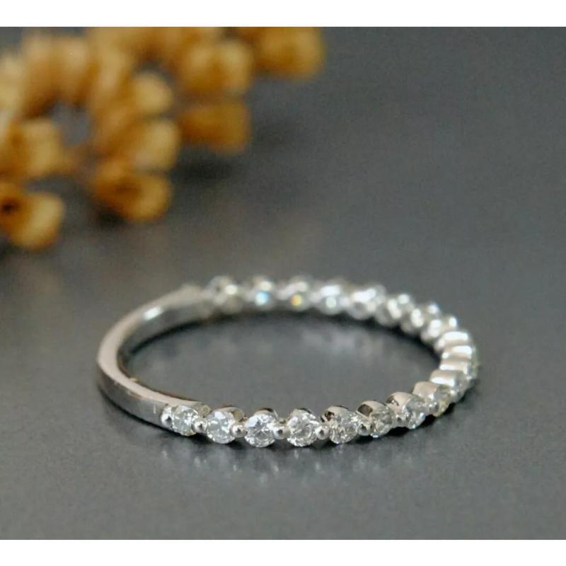Taille ronde Alliance d'éternité à simple griffe empilable en or massif 14 carats et diamants en vente