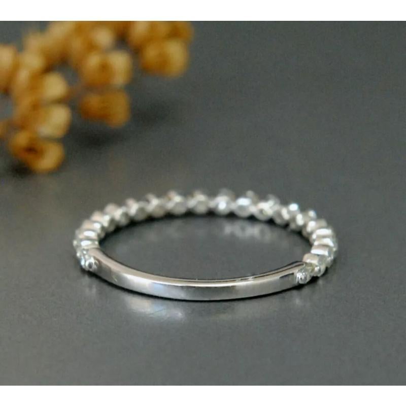 Alliance d'éternité à simple griffe empilable en or massif 14 carats et diamants Neuf - En vente à Chicago, IL