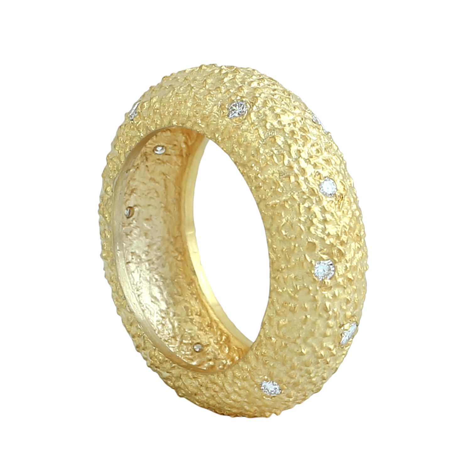 Art Déco Fascia di diamanti per l'eternità con finitura martellata in oro giallo 14 carati in vendita