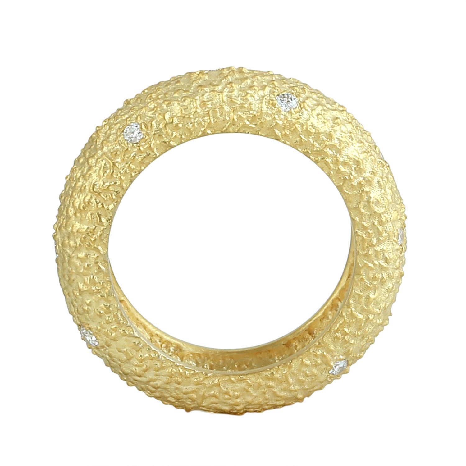 Taglio misto Fascia di diamanti per l'eternità con finitura martellata in oro giallo 14 carati in vendita