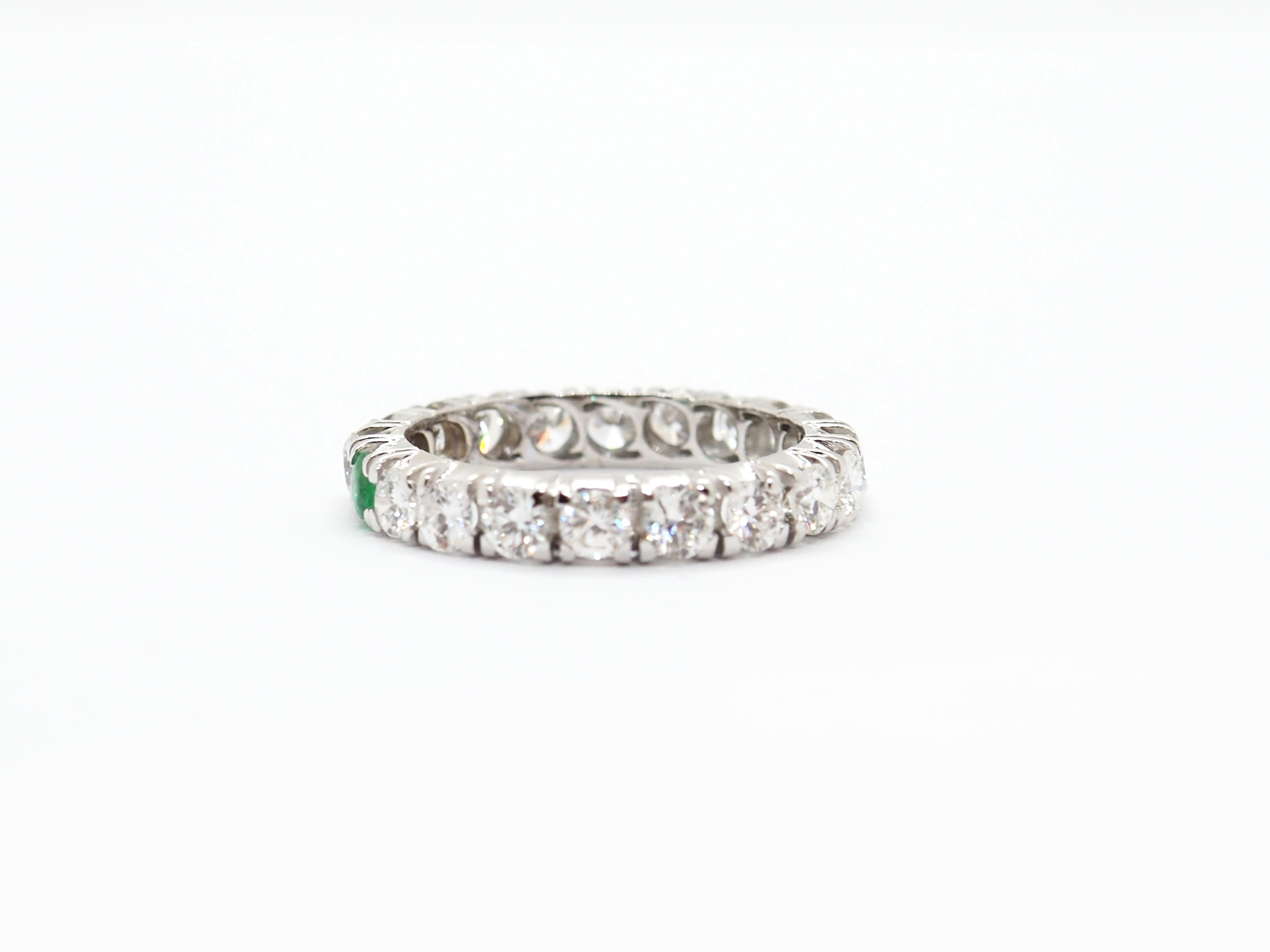Eternity Diamond Emerald Ring 18 Karat White Gold In Excellent Condition For Sale In Geneva, CH