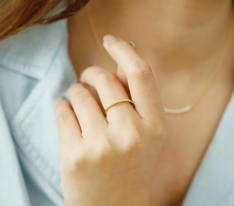 Anello Eternity Diamond Stackable Half Band in oro massiccio 14 ct. In condizioni Nuovo in vendita a Chicago, IL