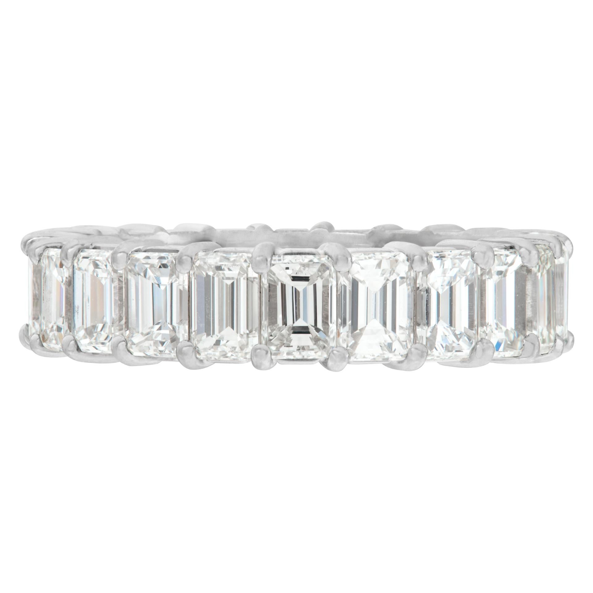 Fascia di diamanti taglio smeraldo per l'eternità in platino. Peso totale dei diamanti taglio smeraldo: 4,00 carati, stima: Colore G-H, purezza VS. Taglia 5.5

Questo anello con diamante è attualmente di misura 5.5. Alcuni articoli possono essere
