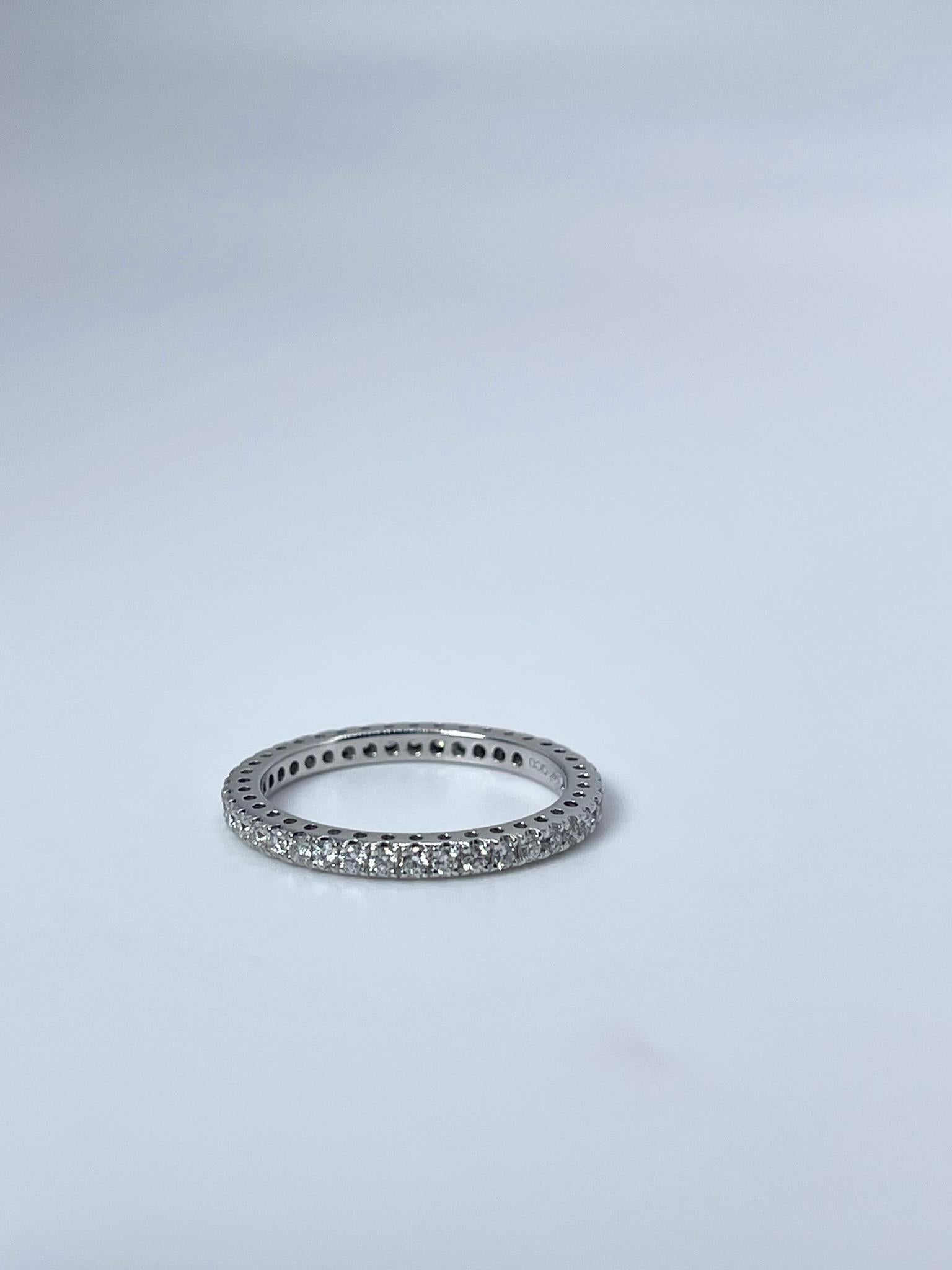 Diamond ring made eternity style, cannot be re-sized.
ITEM#: KFP110-00019
GRAM WEIGHT: 2.01gr
METAL: 14KT

NATURAL DIAMOND(S)
Cut: Round Brilliant
Color: G
Clarity: SI 
Carat: 0.59ct
Size: 7.5 ( cant be re-sized)


WHAT YOU GET AT STAMPAR