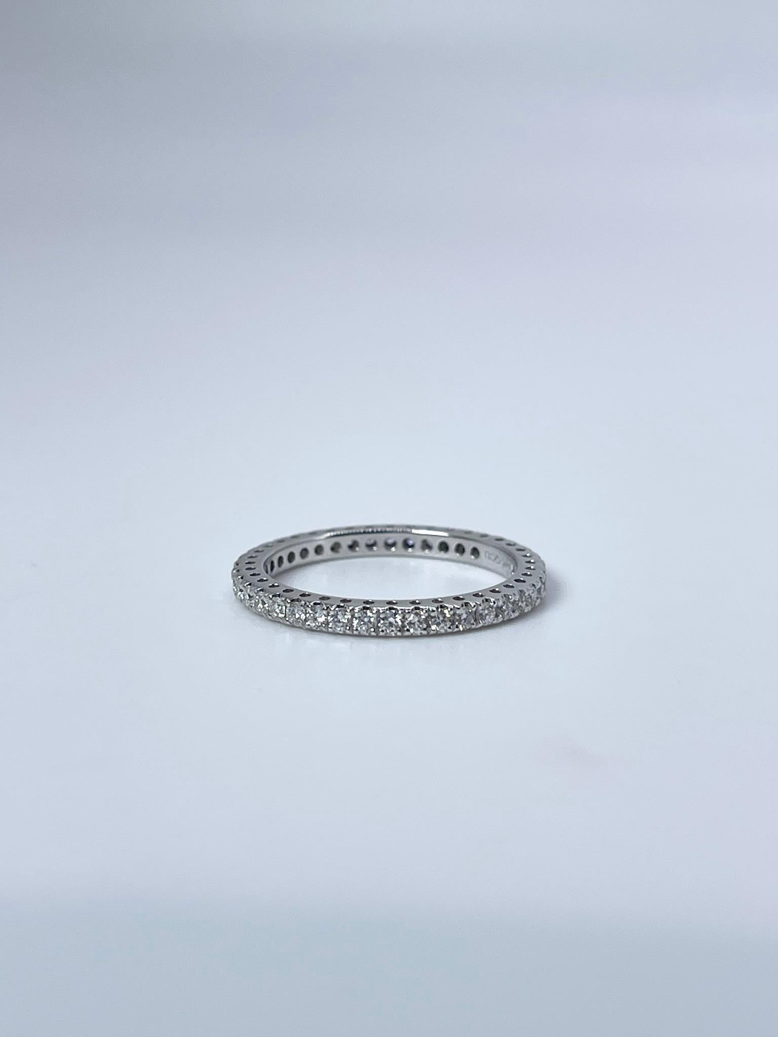 Moderniste Bague d'éternité en diamant en or blanc 14 carats Bague de mariage élégante en diamant naturel 0,59 carat en vente