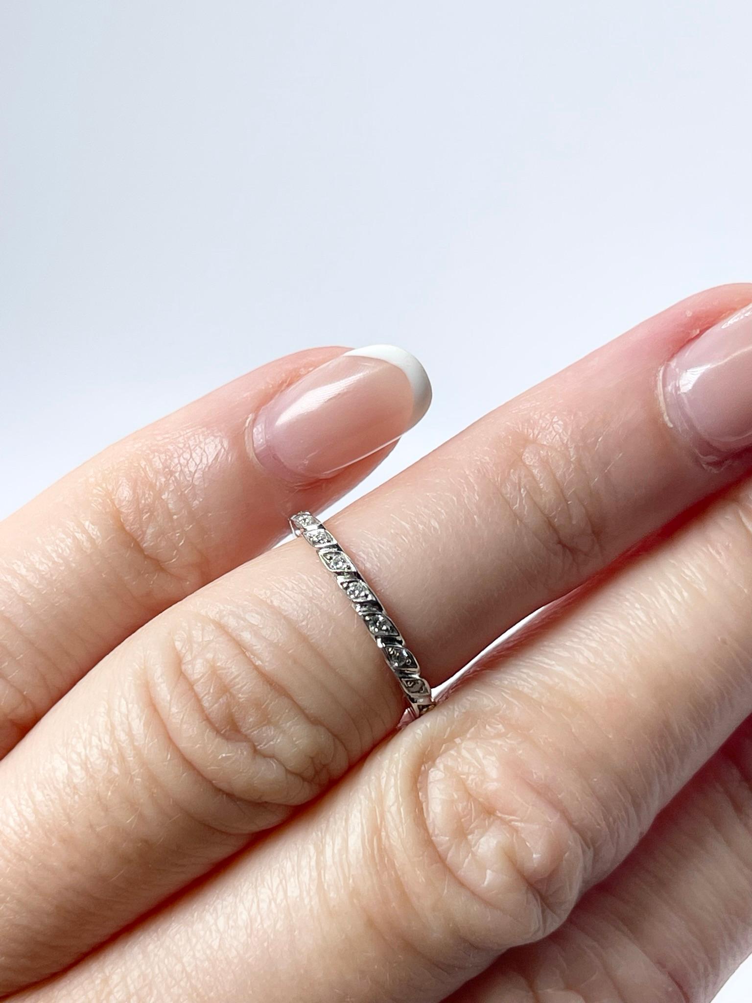 Modernista Anello di diamanti per l'eternità in oro bianco 14KT Anello matrimoniale con diamanti naturali in vendita