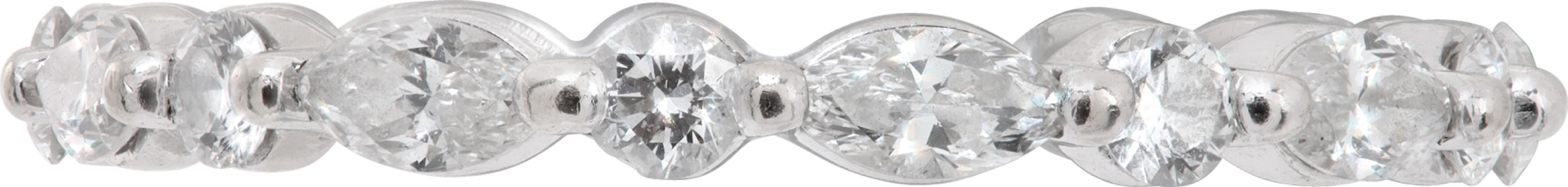 Anello di diamanti per l'eternità in oro bianco 18 carati con diamanti marquise e rotondi taglio brillante di 0,98 carati di colore G-H, purezza VS. Taglia 6.5

Questo anello con diamante è attualmente di misura 6.5. Alcuni articoli possono essere