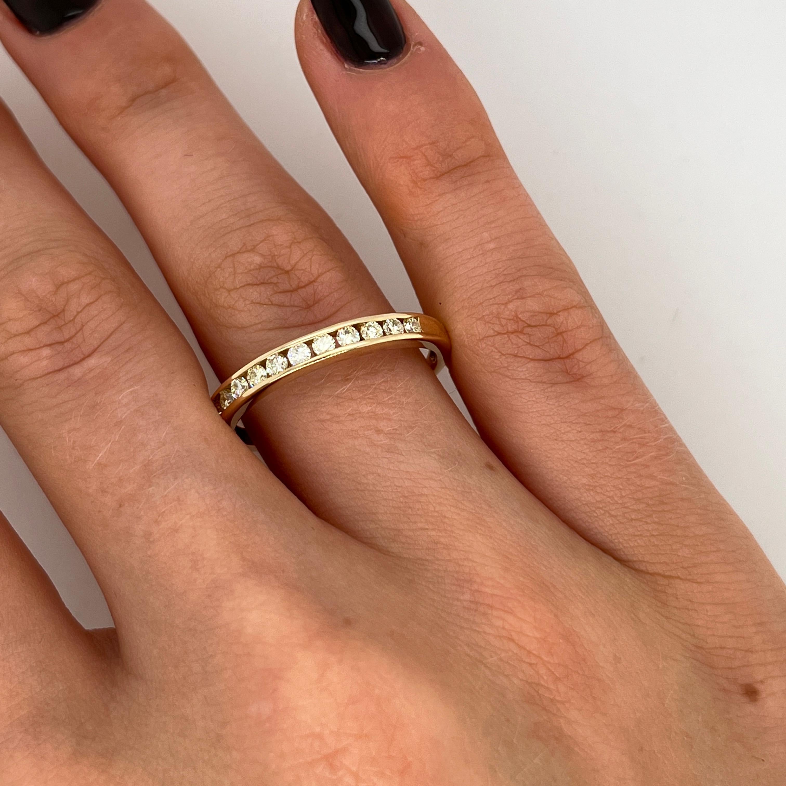 Ce bracelet demi éternité en diamant est serti de 0.40ct de diamants ronds de taille brillante. Cette bague est élégante et belle pour une alliance, sertie en or jaune 14ct.

Poids total des diamants : 0,40ct 
Couleur du diamant : jaune
Clarté du