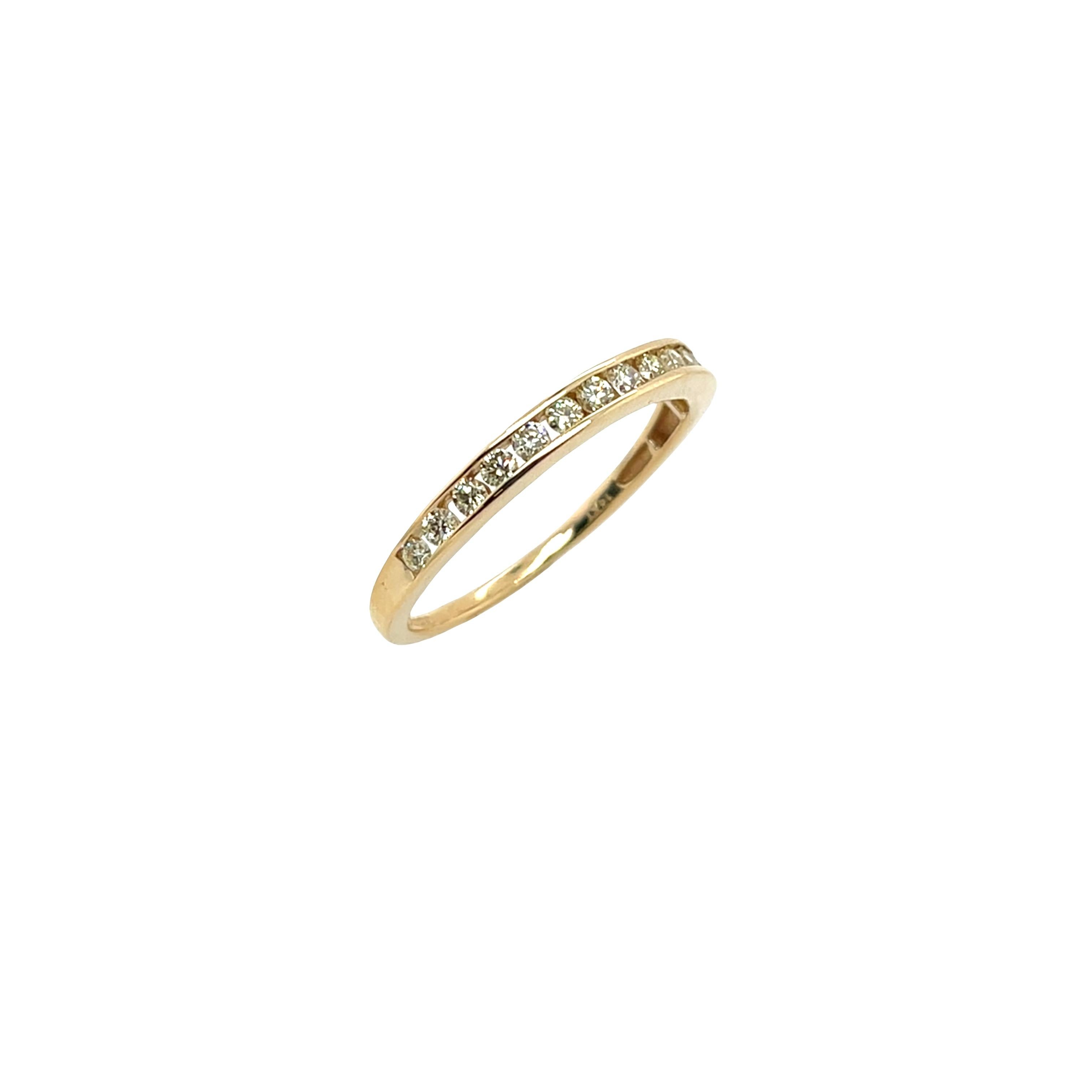 Taille ronde Bague d'éternité en or jaune 14 ct sertie de 0,40 ct de diamants en vente