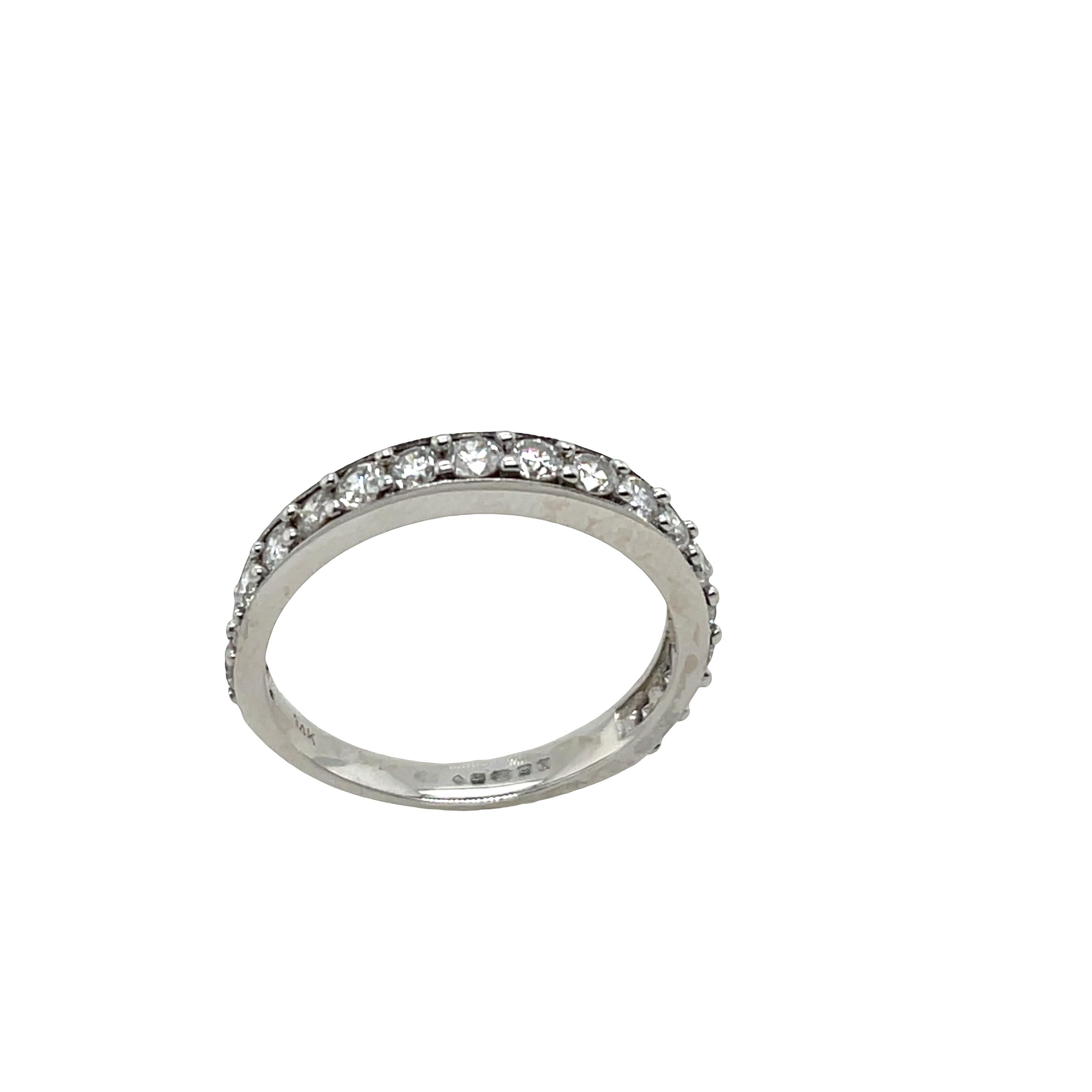 Questa fede a mezza eternità con diamante è incastonata con diamanti rotondi taglio brillante da 0.70 carati. Questo anello è elegante e bellissimo come fede nuziale, incastonato in oro bianco 14ct.

Peso totale dei diamanti: 0,70ct 
Colore del