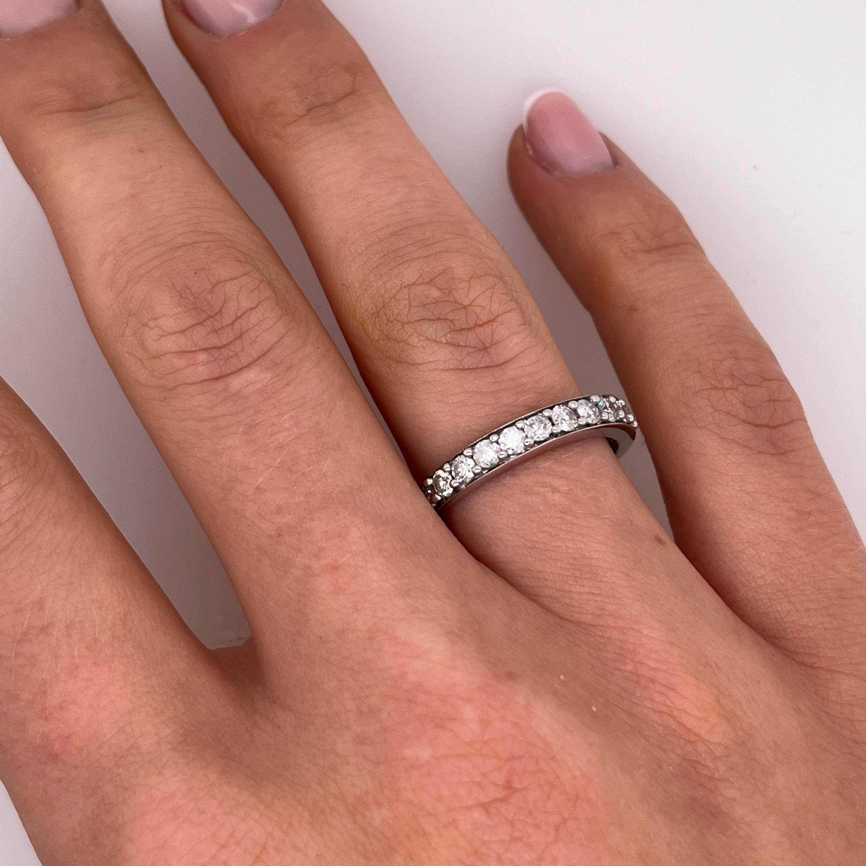 Anello Eternity Diamond con diamanti da 0,70 carati in oro bianco 14 carati in vendita 1