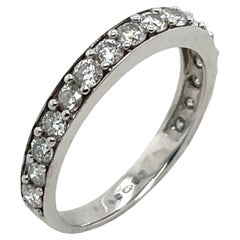 Bague d
éternité en or blanc 14 ct sertie de 0,70 ct de diamants