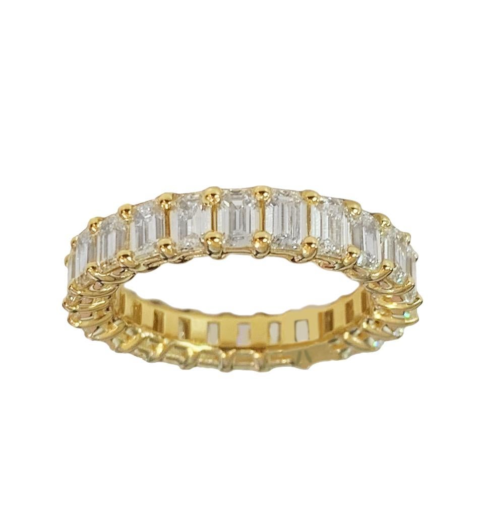 Eternity Diamond Wedding Ring in Yellow Gold In New Condition For Sale In New York, NY