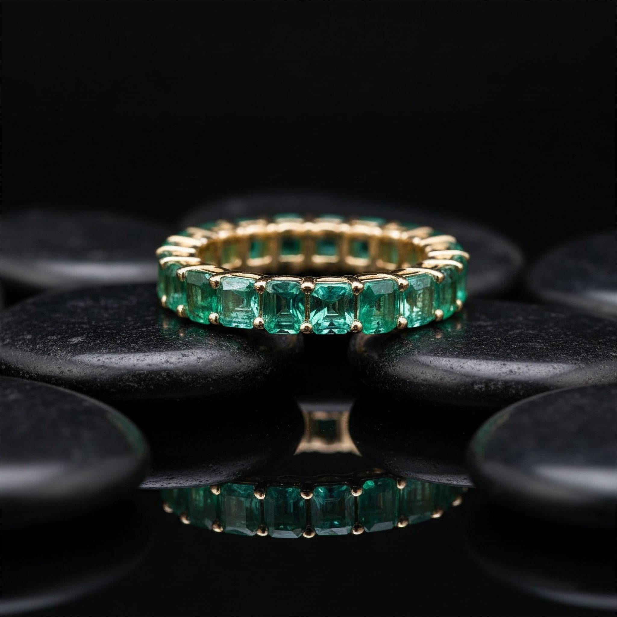 En vente :  Bague d'éternité en or jaune 14K (ou 18k sur demande) Emerald Green 3