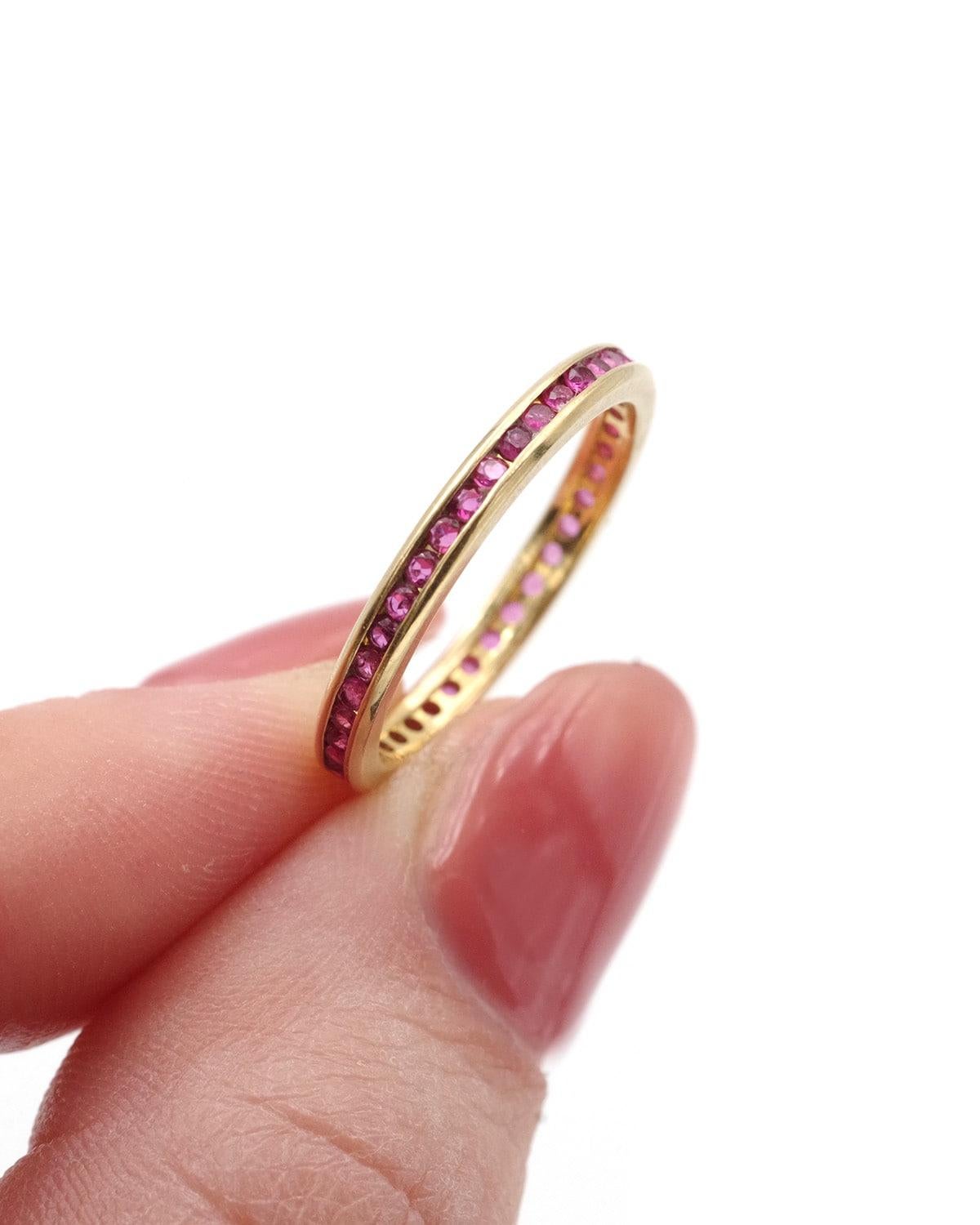Eternity natural ruby ring in 18k gold, French wedding band (Zeitgenössisch) im Angebot