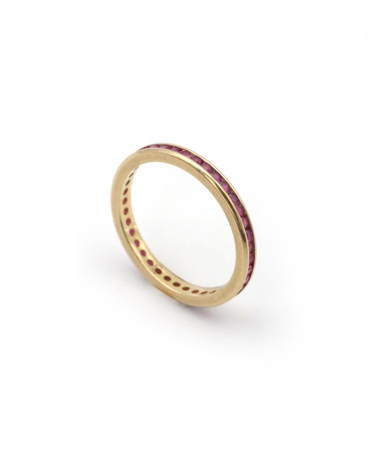 Eternity natural ruby ring in 18k gold, French wedding band (Rundschliff) im Angebot