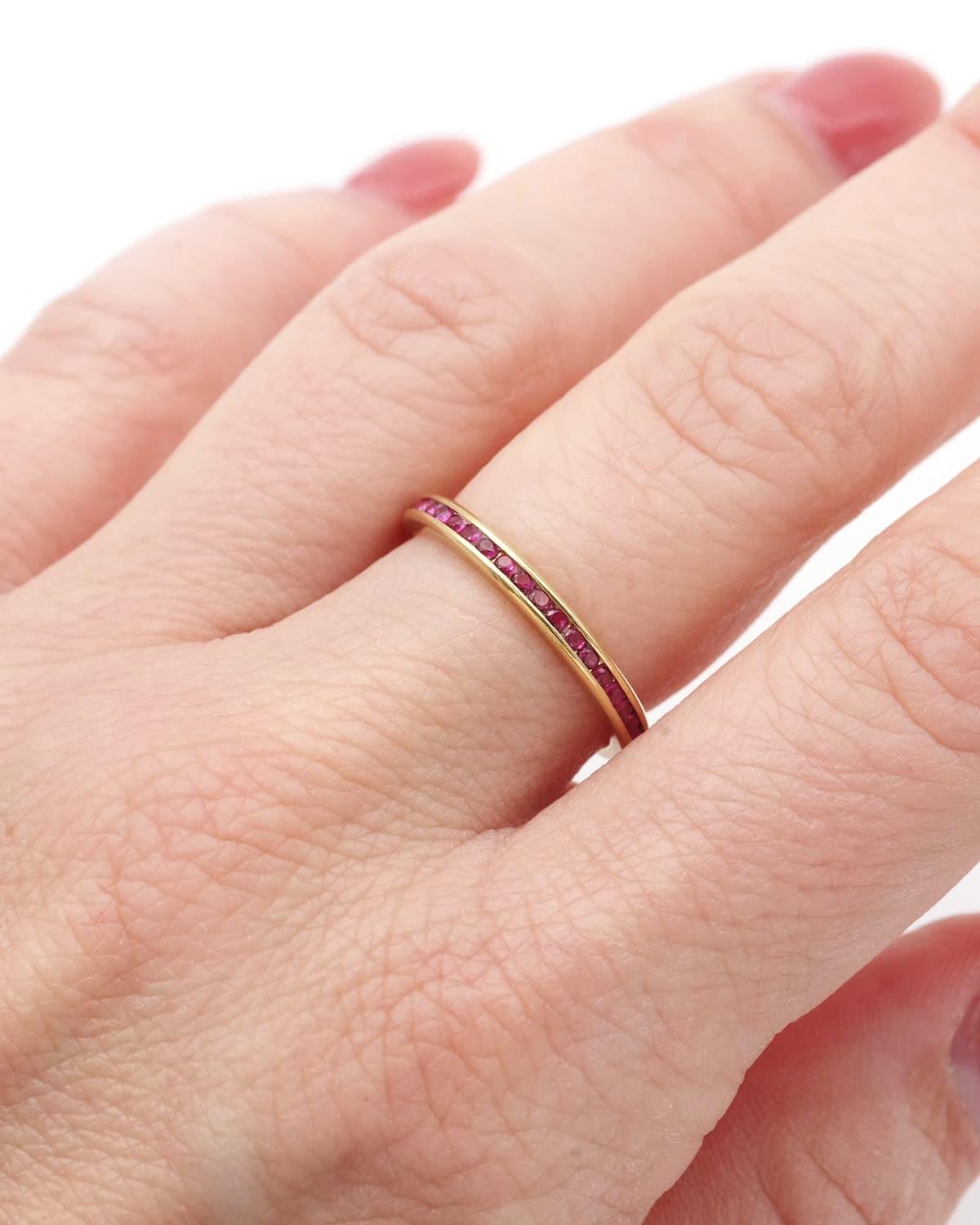 Eternity natural ruby ring in 18k gold, French wedding band im Zustand „Gut“ im Angebot in PARIS, FR