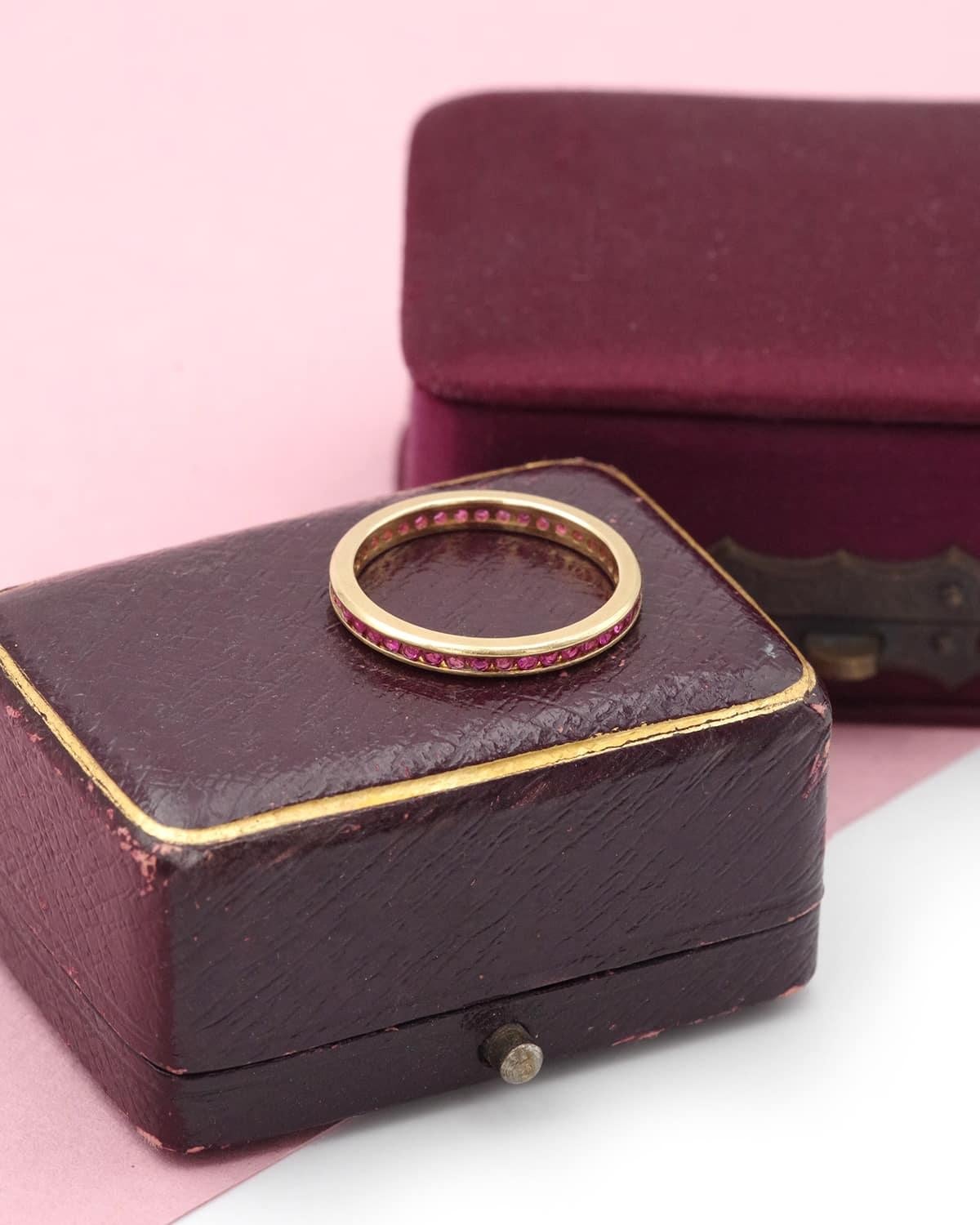 Eternity natural ruby ring in 18k gold, French wedding band Damen im Angebot