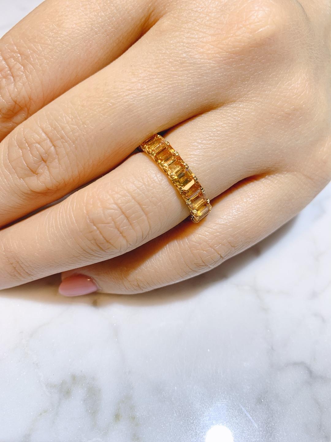 Eternity Orange Sapphire Ring in Yellow Gold In New Condition For Sale In Tsim Sha Tsui, HK