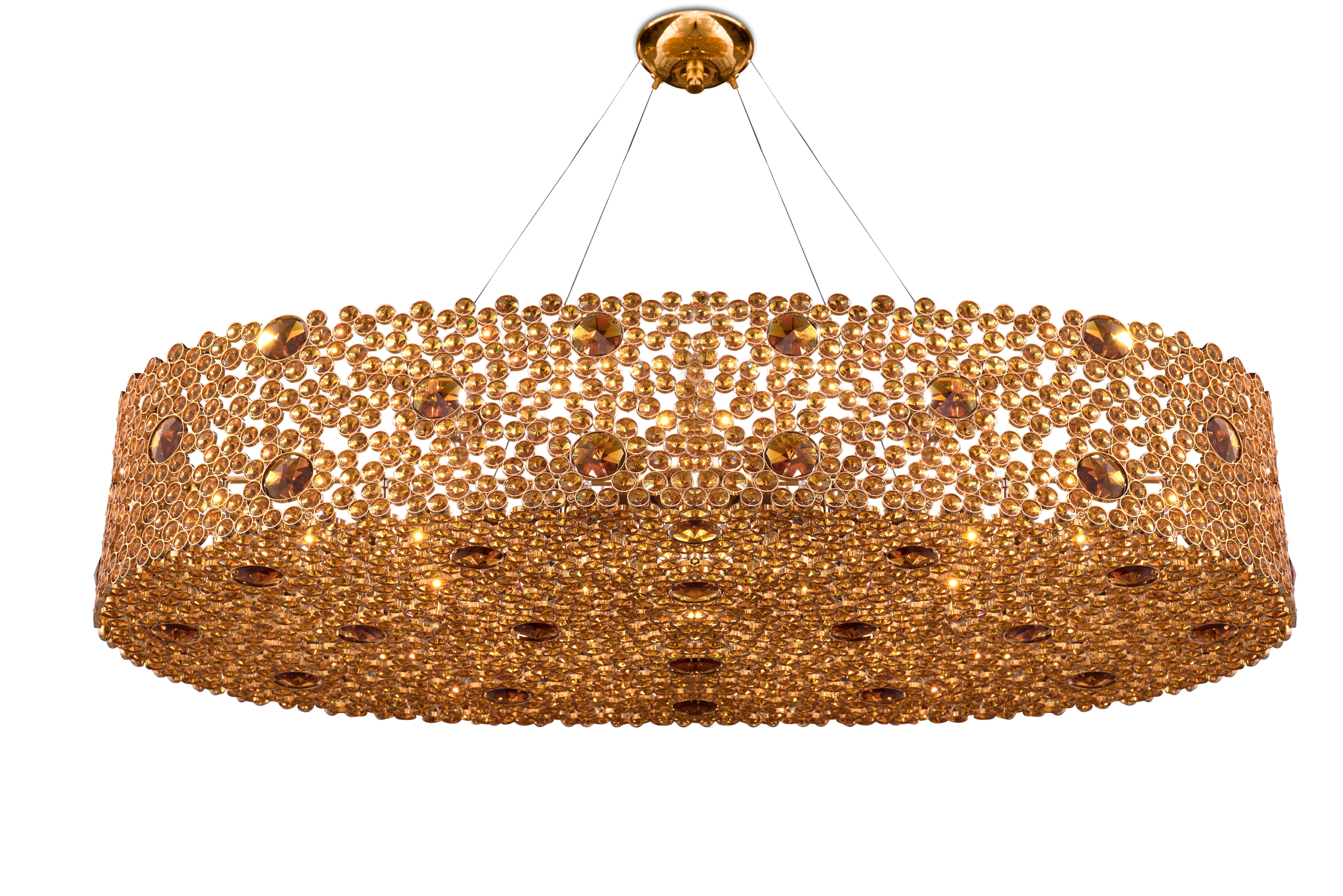 L'elegante silhouette di questo lampadario trae la sua brillantezza dall'abile applicazione del cristallo. I cerchi eterni sono avvolti singolarmente nell'ottone e posizionati con una sorprendente attenzione ai dettagli. Il risultato finale è una