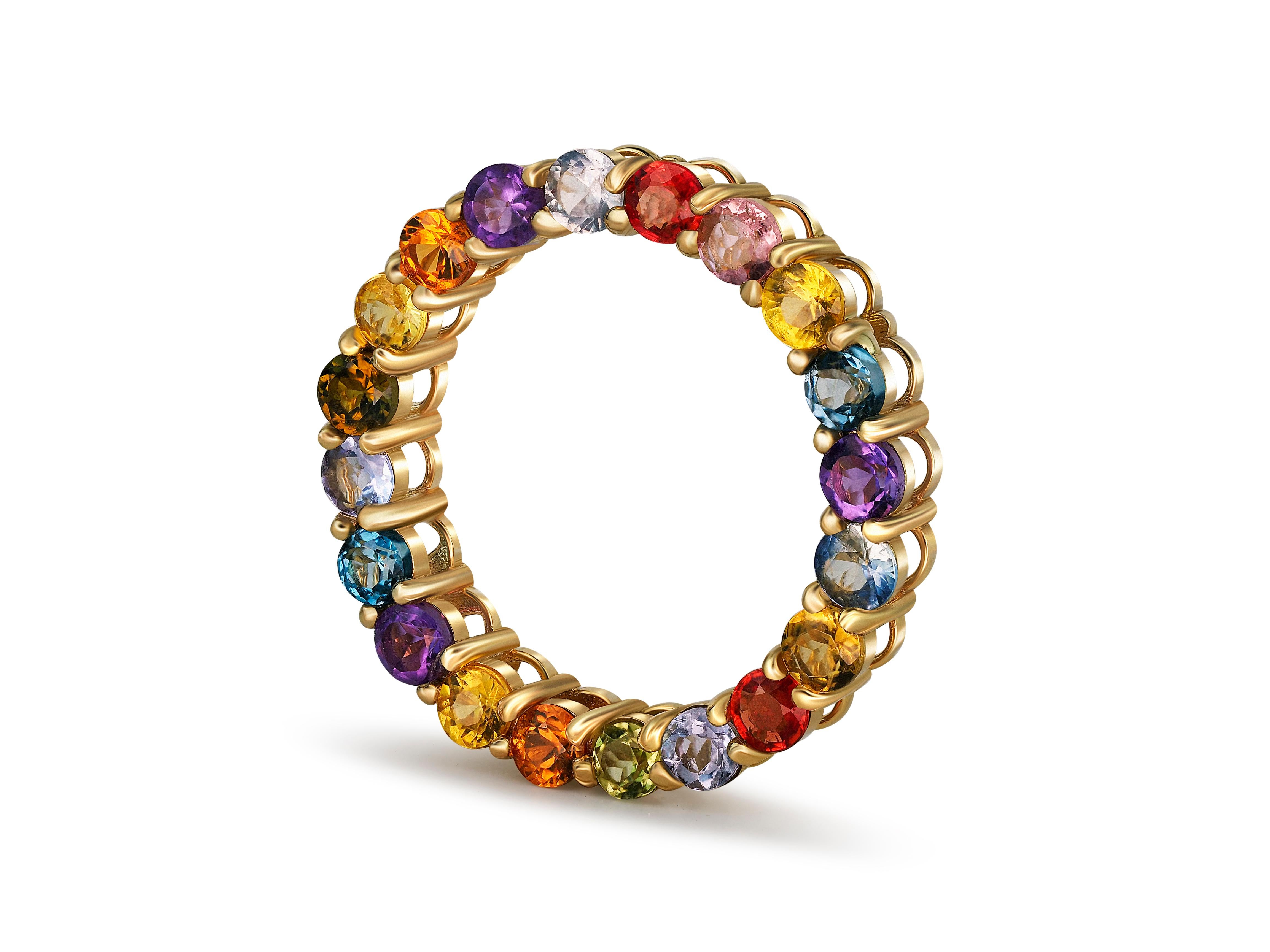 Pendentif éternel avec pierres précieuses multicolores.  Pendentif en or coloré en forme de cercle. 

Poids : 2 g.
Or 14k  
Taille : 19 mm
Set avec :
Saphirs multicolores - jaune, rouge-orange, rose, bleu
Améthyste - violet
Grenat - rouge
Tous sont