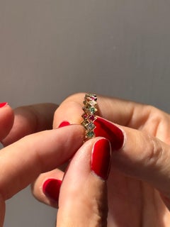 Anello "Eternity" in oro giallo 18 carati con diamanti, smeraldi e rubini, di Rossella Ugolini