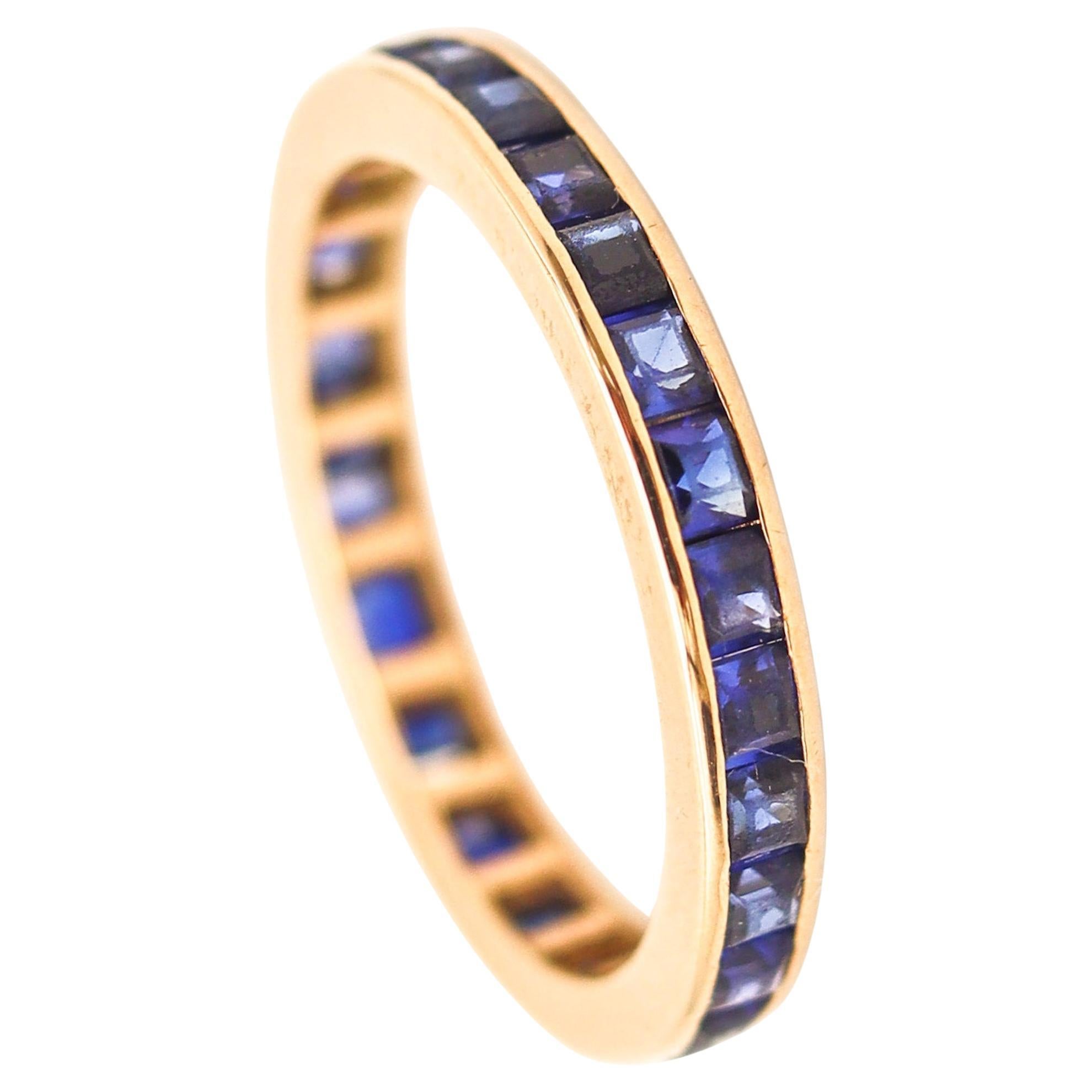 Anello ETERNITY in oro giallo 14 Kt con 1,96 carati di zaffiri blu vivo