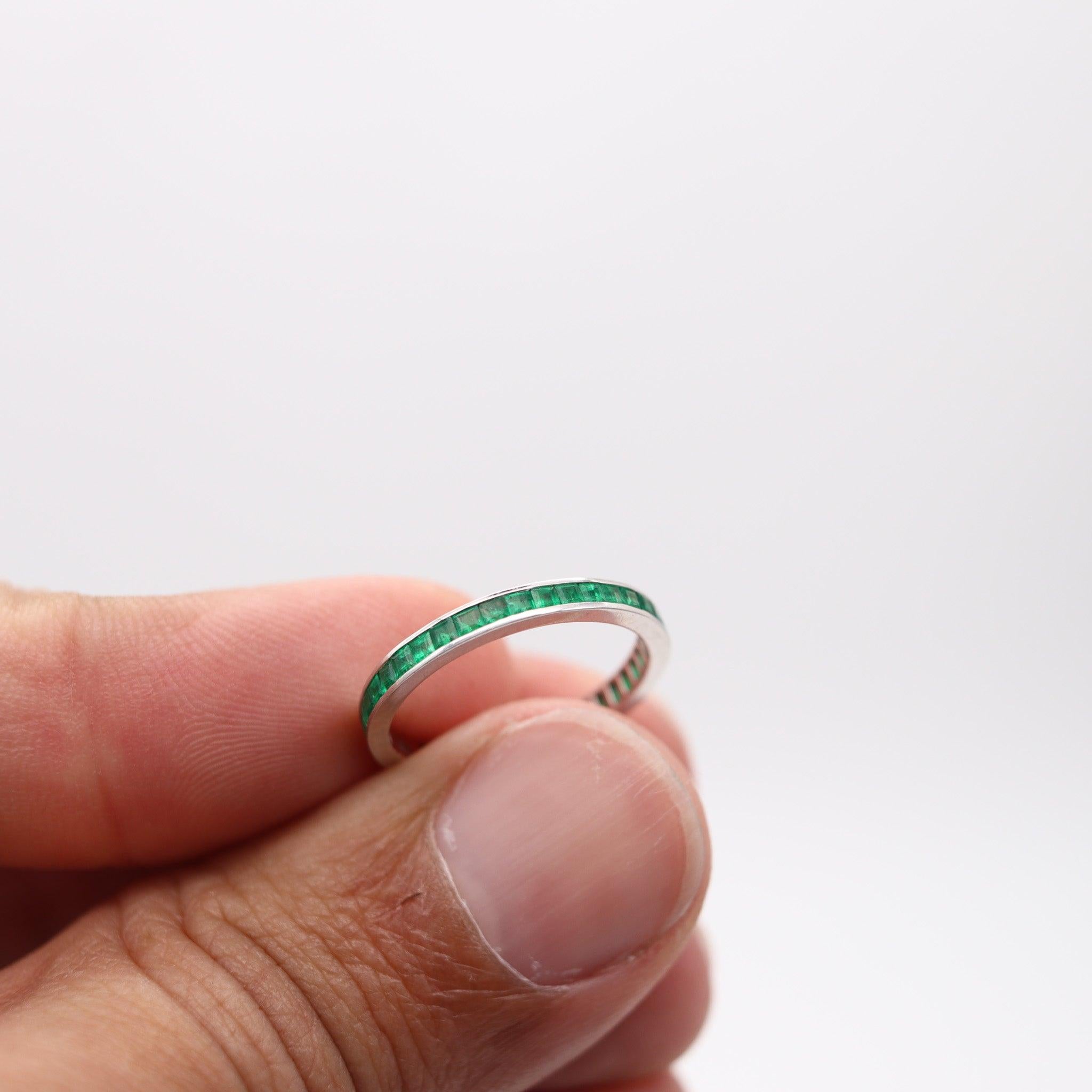 ETERNITY Ring Band In 14Kt White Gold With 1.30 Ctw In Vivid Green Emeralds In Excellent Condition For Sale In Miami, FL