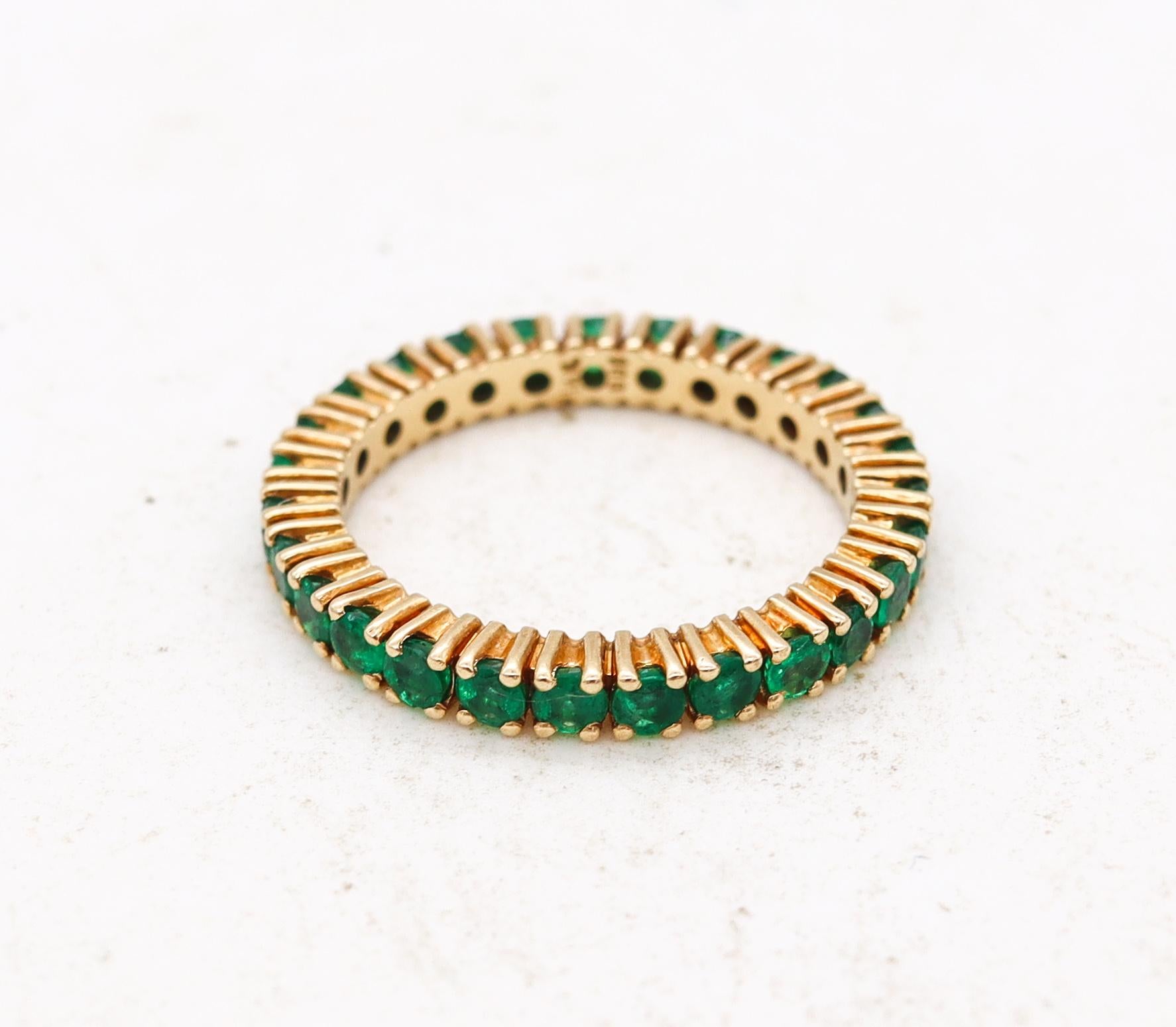 Eternity Ring Band in 14Kt Yellow Gold with 1.62 Carats of Colombian Emeralds In Excellent Condition For Sale In Miami, FL