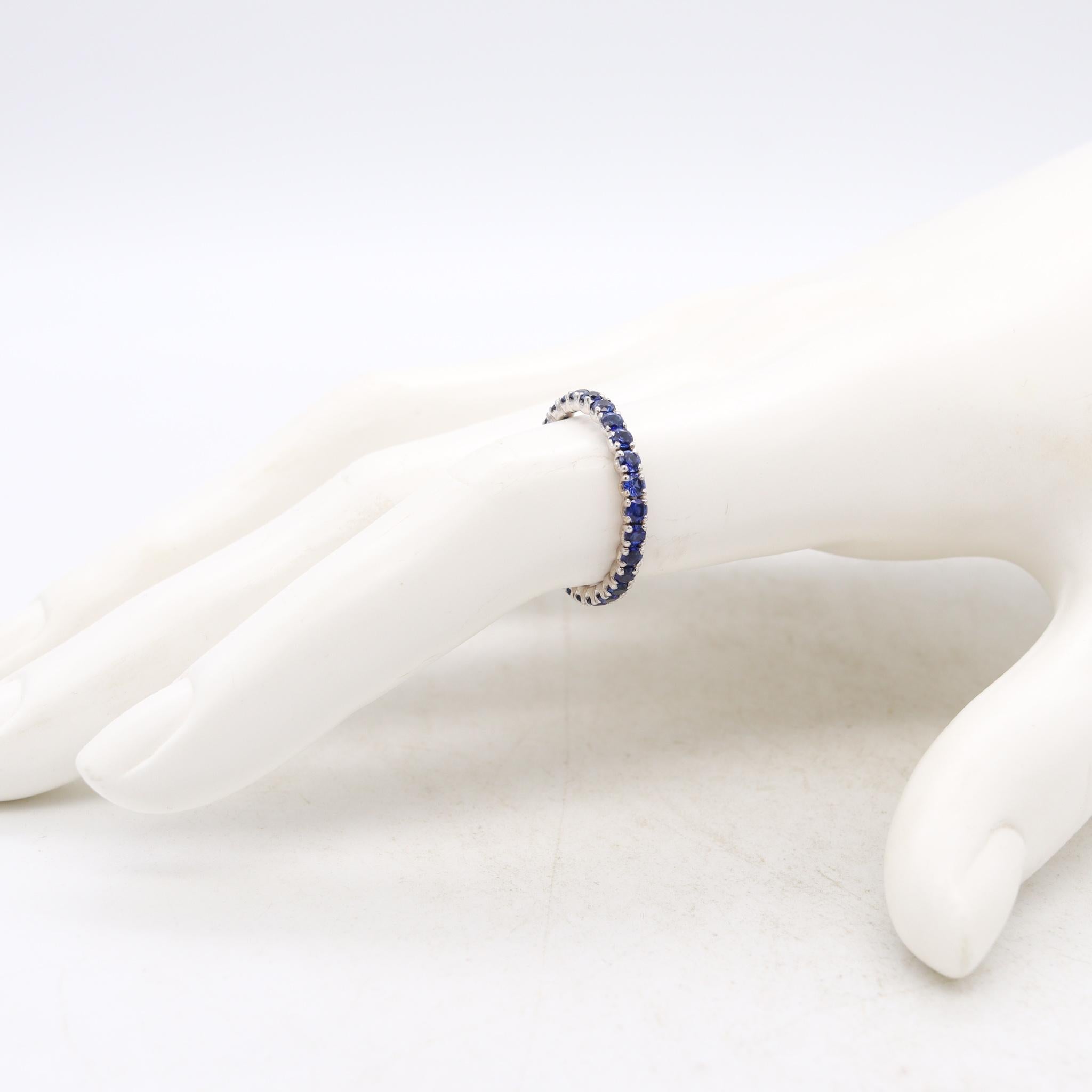Eternity Ring Band in 18kt White Gold with 1.35 Cts in Ceylon Blue Sapphires In Excellent Condition For Sale In Miami, FL