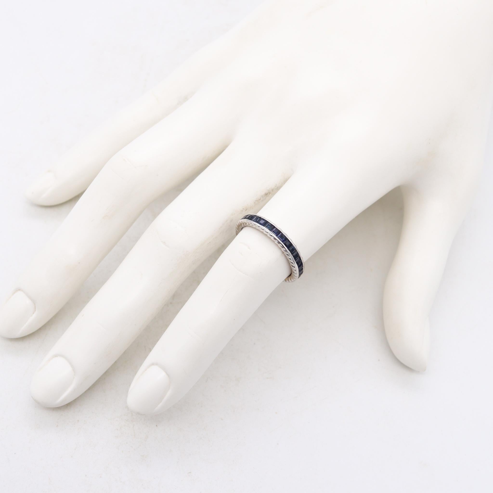 Eternity-Ring aus 18 Karat Weißgold mit 1,62 Karat blauen Saphiren (Moderne) im Angebot