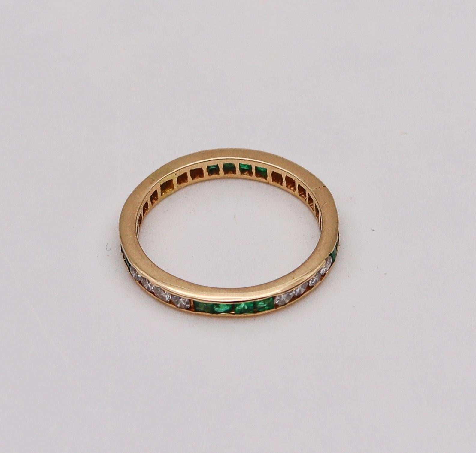 Contemporary Eternity Ring Band in 18kt Yellow Gold with 1.28 Ctw in Diamonds and Emeralds For Sale