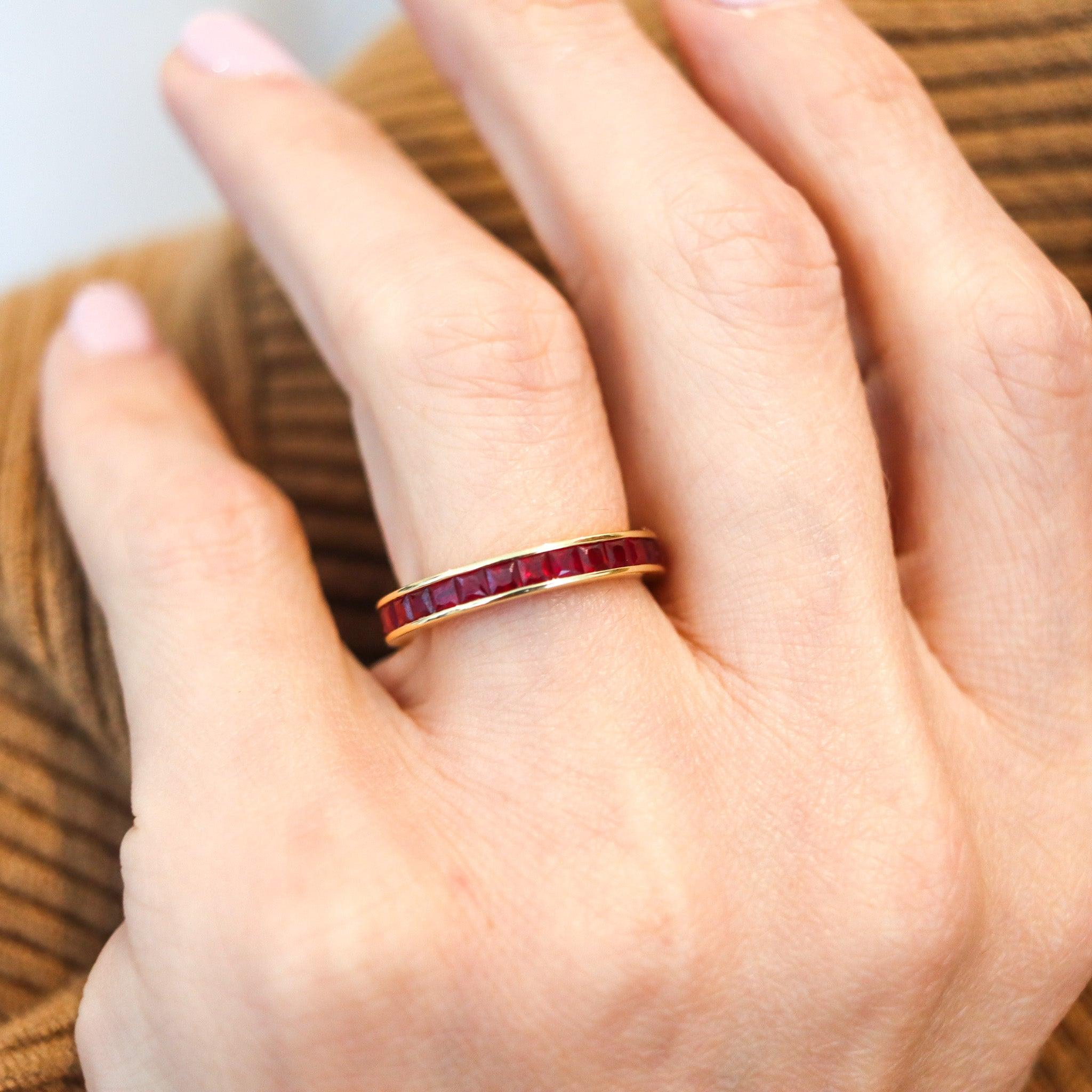 Bague éternelle avec rubis rouges naturels.

Il s'agit d'un anneau d'éternité moderne, soigneusement fabriqué en or jaune massif de 18 carats avec une finition hautement polie. Les côtés sont unis, sans aucun motif, et sont ornés de vingt-neuf rubis