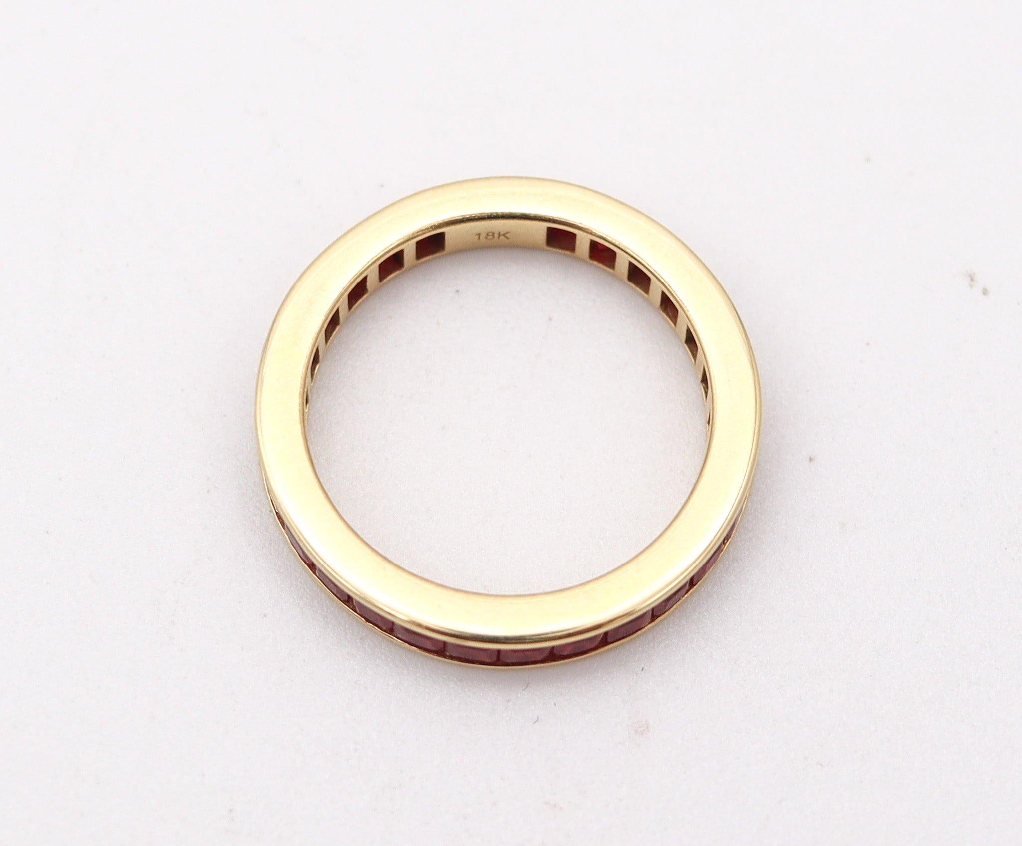 Taille française Bague ETERNITY en or jaune 18Kt avec 2.97 Ctw en rubis Vivid Red en vente
