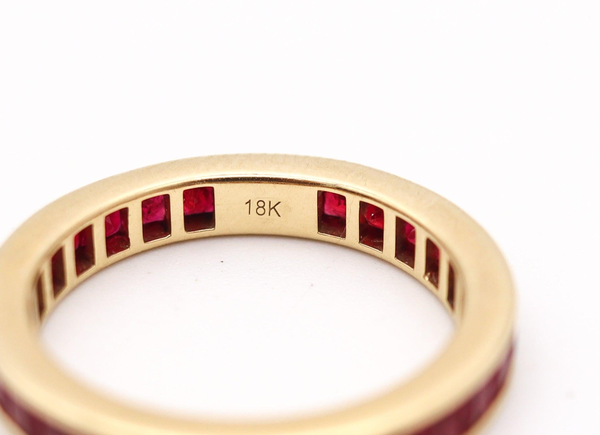 Bague ETERNITY en or jaune 18Kt avec 2.97 Ctw en rubis Vivid Red Excellent état - En vente à Miami, FL