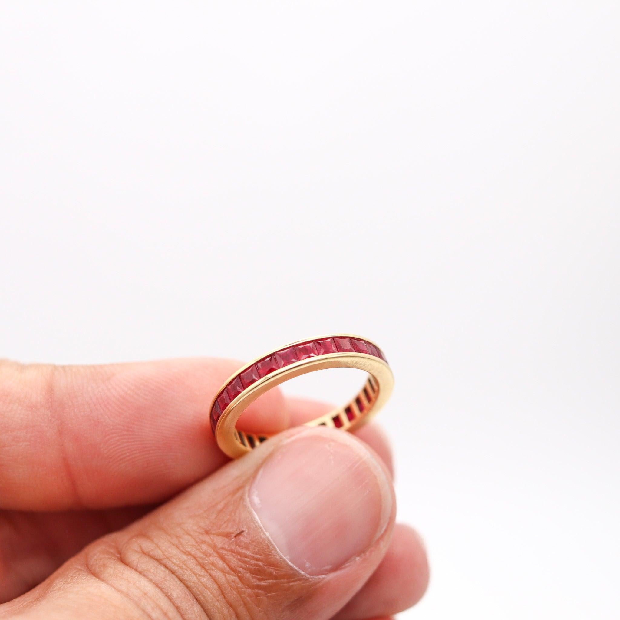 Bague ETERNITY en or jaune 18Kt avec 2.97 Ctw en rubis Vivid Red Pour femmes en vente