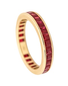 Bague ETERNITY en or jaune 18Kt avec 2.97 Ctw en rubis Vivid Red