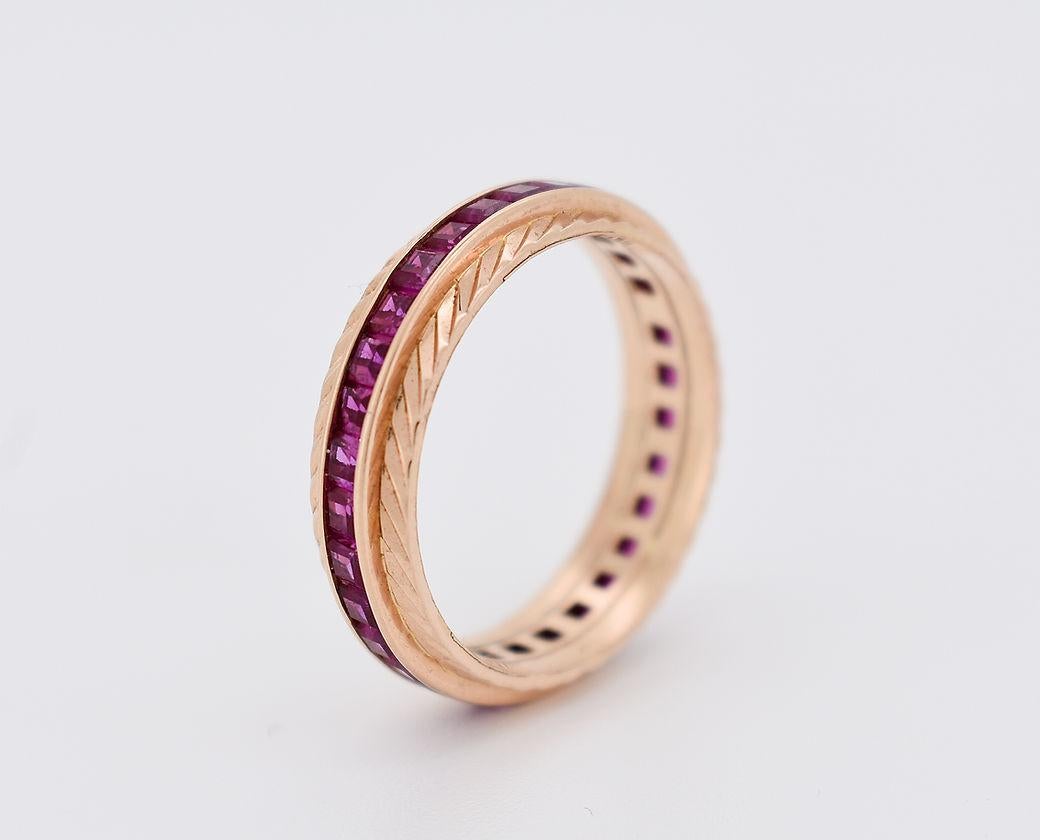 Vintage eternity ring in 18-carat gold (750 thousandths). It is adorned with 32 synthetic rubies in an 