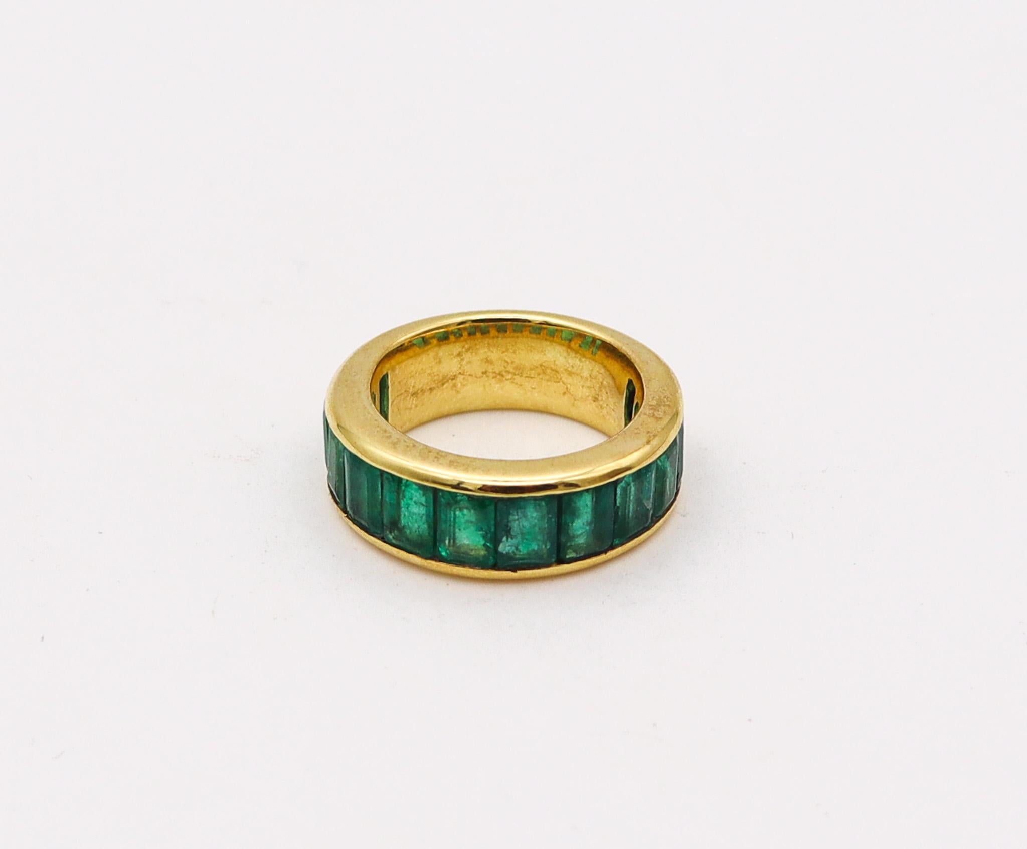 Modern Eternity Ring in Solid 18 Karat Yellow Gold with 6.06 Ctw of Natural Emeralds For Sale
