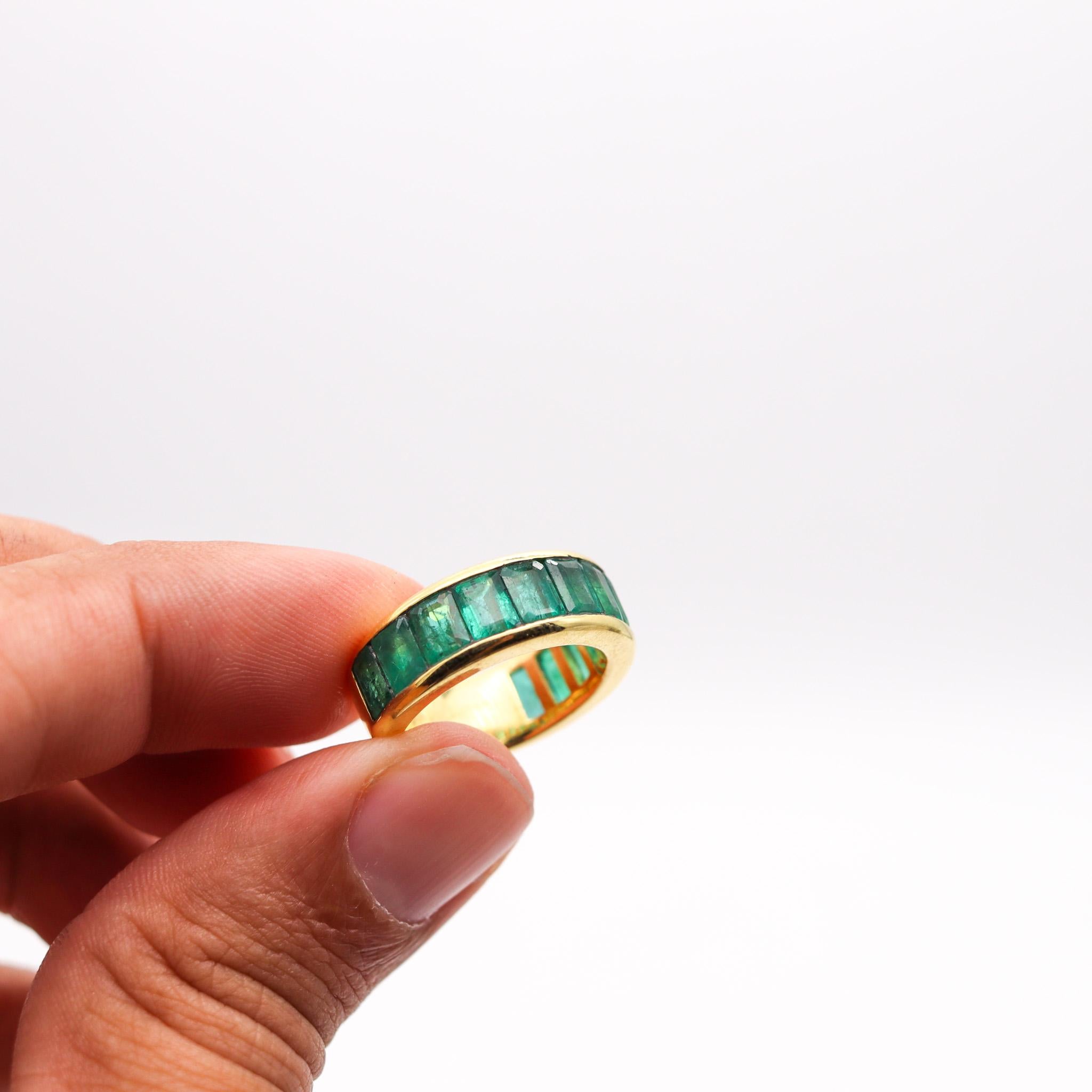 Eternity Ring in Solid 18 Karat Yellow Gold with 6.06 Ctw of Natural Emeralds In Excellent Condition For Sale In Miami, FL