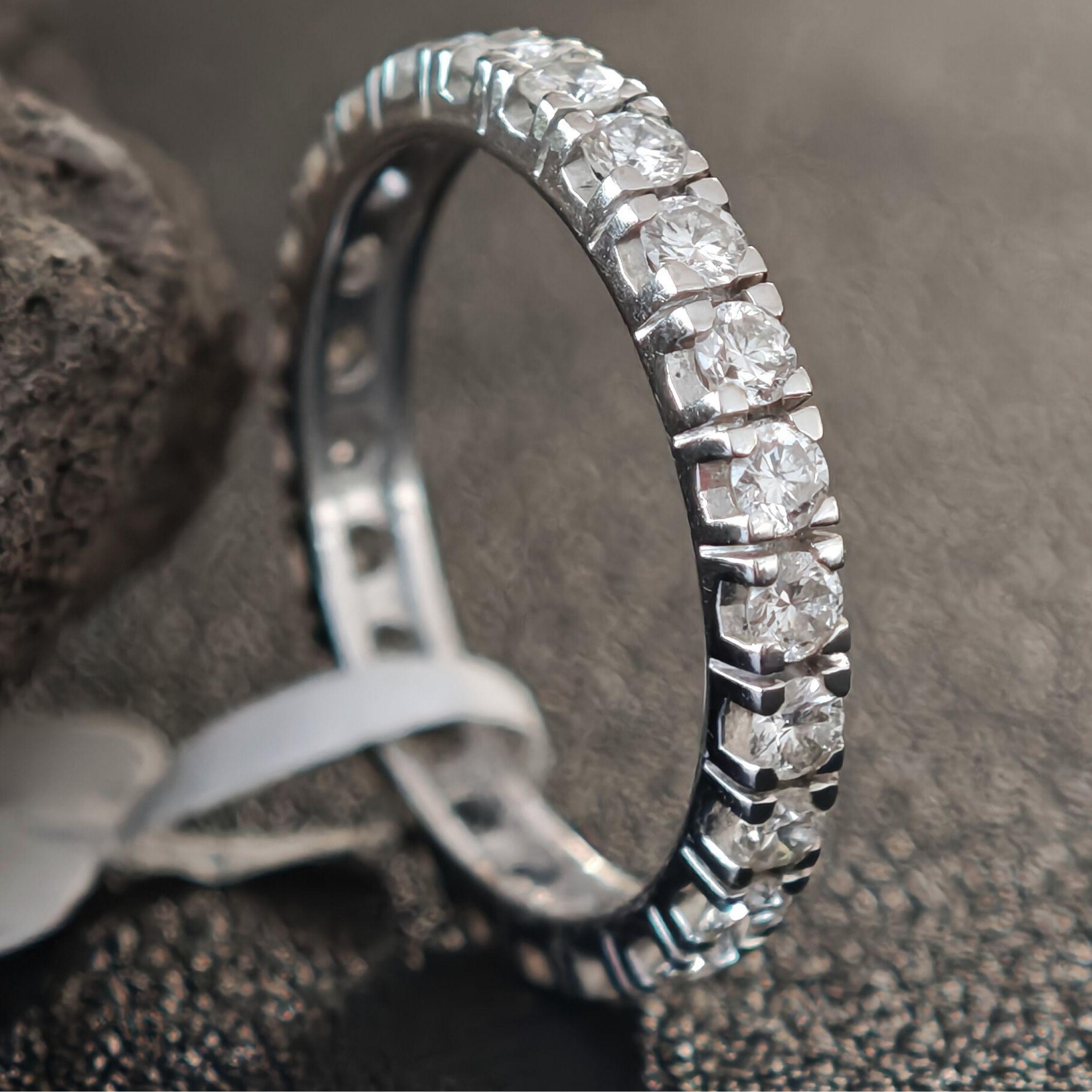 1,9 ct. Diamants naturels.
Or blanc 14K.
2,39 grammes d'or