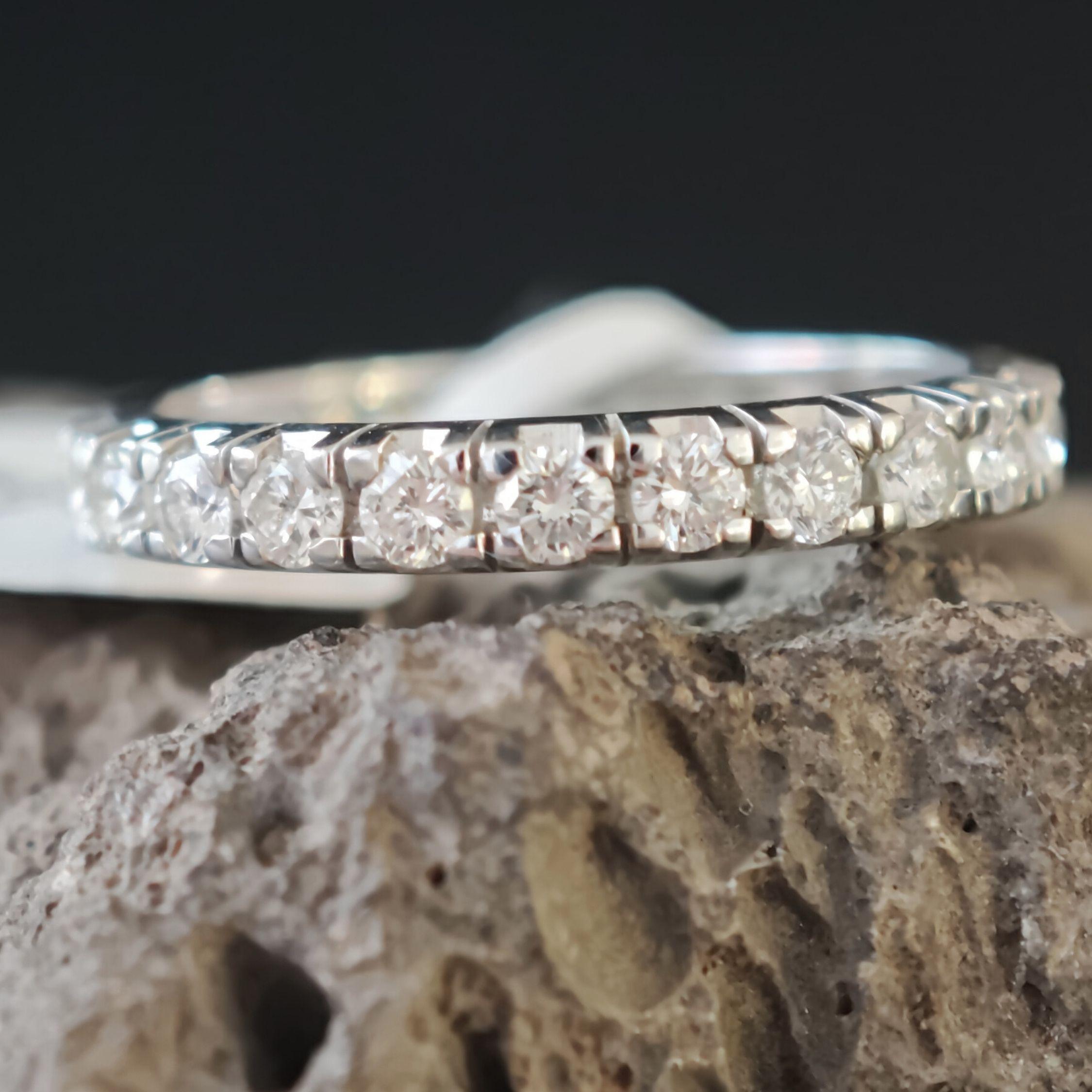 Taille ronde Bague d'éternité, diamants naturels, or blanc 14K en vente