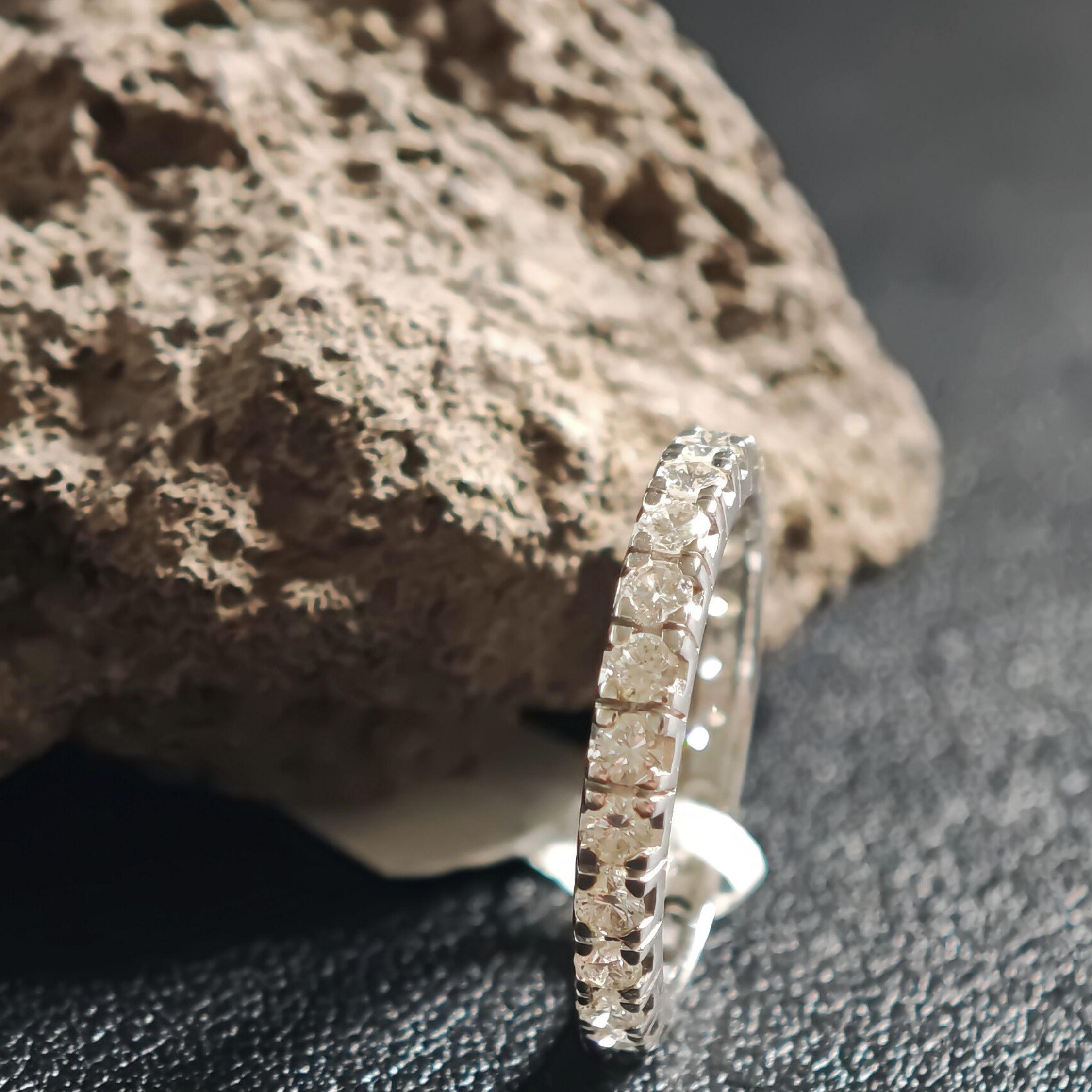 Bague d'éternité, diamants naturels, or blanc 14K en vente 1