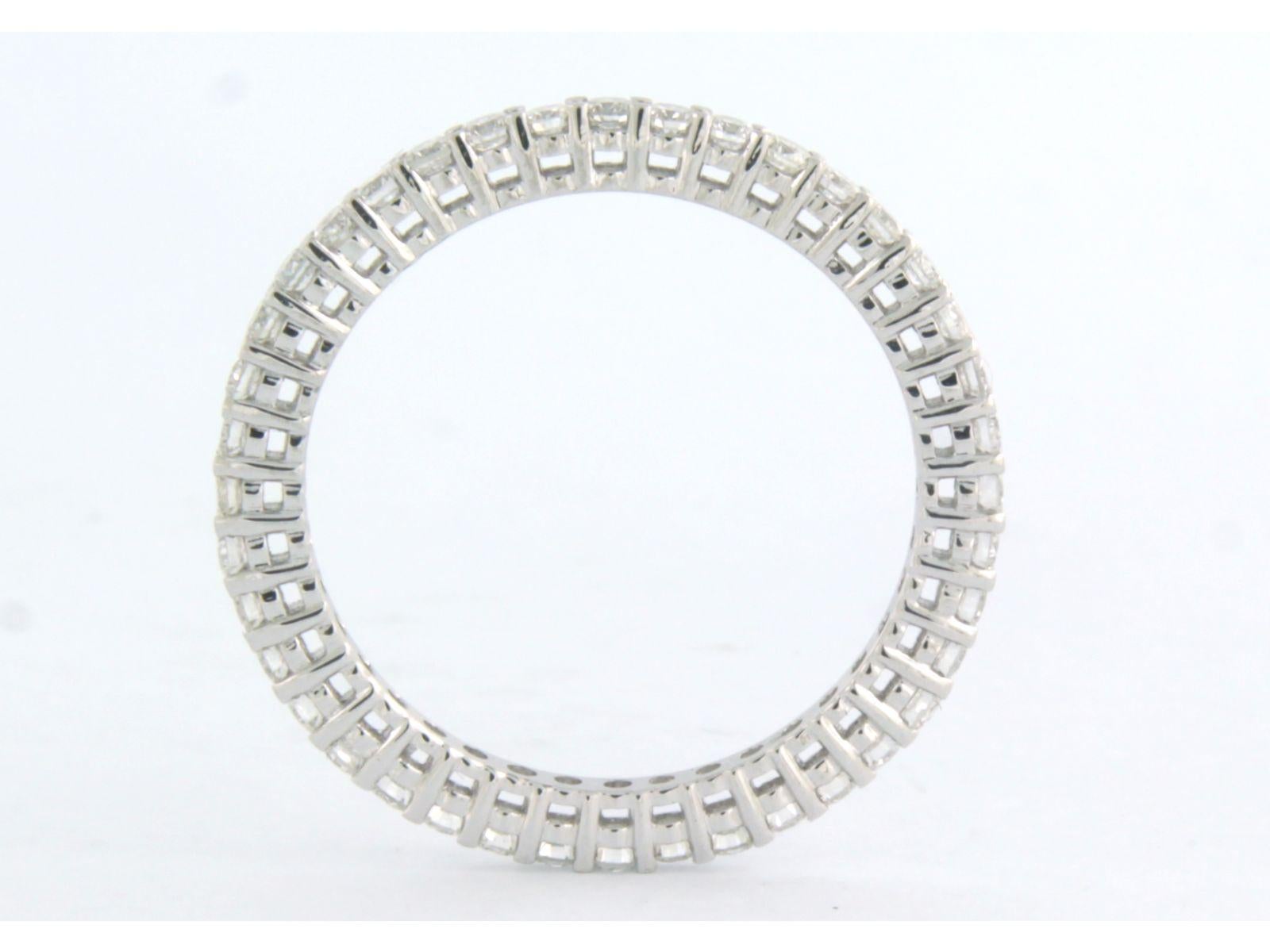 Moderne Bague d'éternité sertie de diamants en or blanc 18 carats en vente