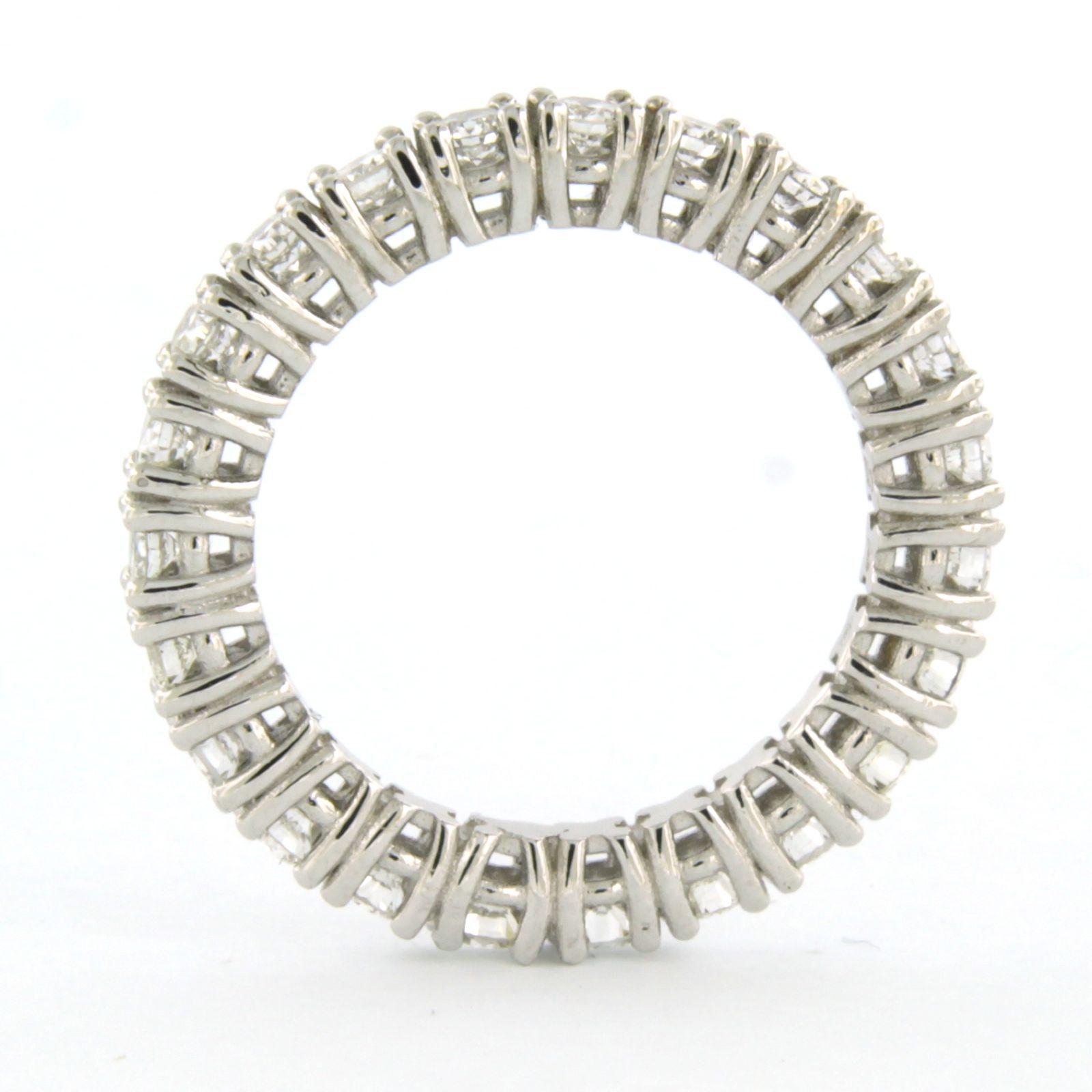 Eternity-Ring aus 18 Karat Weißgold mit Diamanten besetzt (Moderne) im Angebot