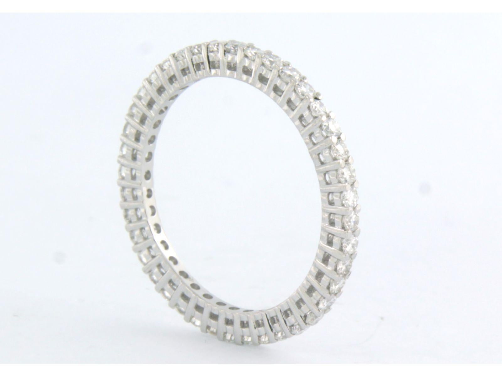 Taille brillant Bague d'éternité sertie de diamants en or blanc 18 carats en vente