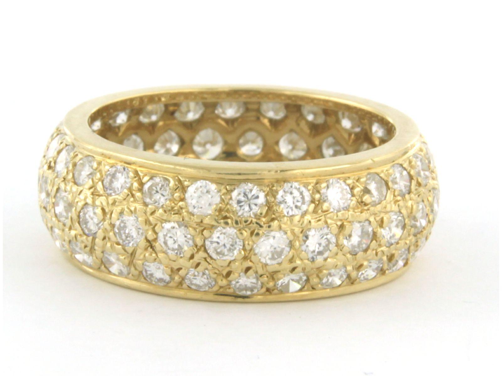 Ring aus 18 Karat Gelbgold, besetzt mit Diamanten im Brillantschliff. 2.50ct - F/G - VS/SI - Ringgröße U.S. 7.5 - EU. 17.75 (56)

detaillierte Beschreibung:

die Vorderseite des Rings ist 8.0 mm breit

Ring Größe US 7.5 - EU. 17.75 (56)

Gewicht 6,0