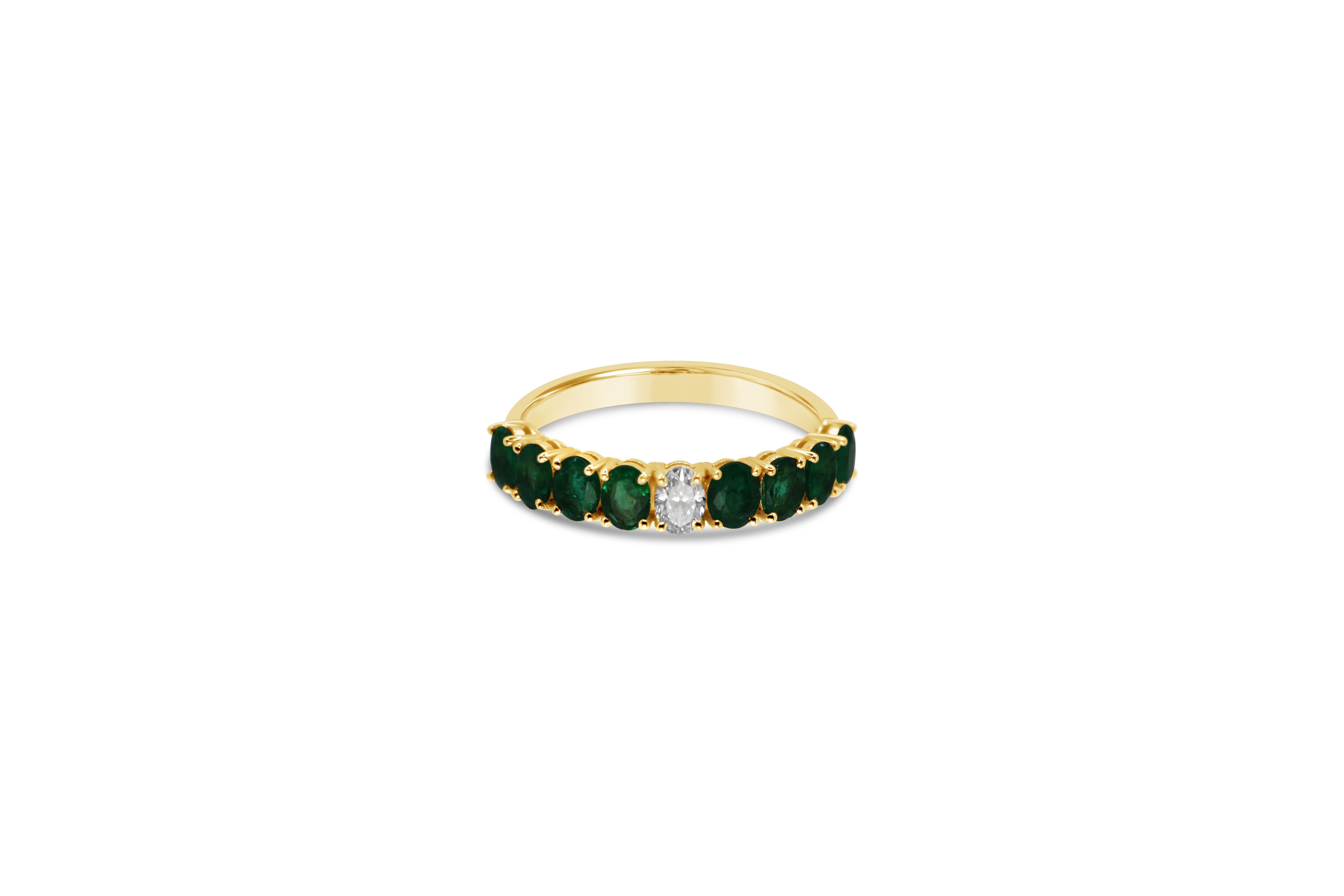 Ewigkeitsring mit grünen Smaragden im ovalen Brillantschliff und Diamant aus 18 Kt Gelbgold. Alle Steine sind in der Zackenfassung gefasst.
Die Diamanten sind 0,15ct und die schönen grünen Smaragde sind 1,22ct.
Ein zartes, modernes und stilvolles
